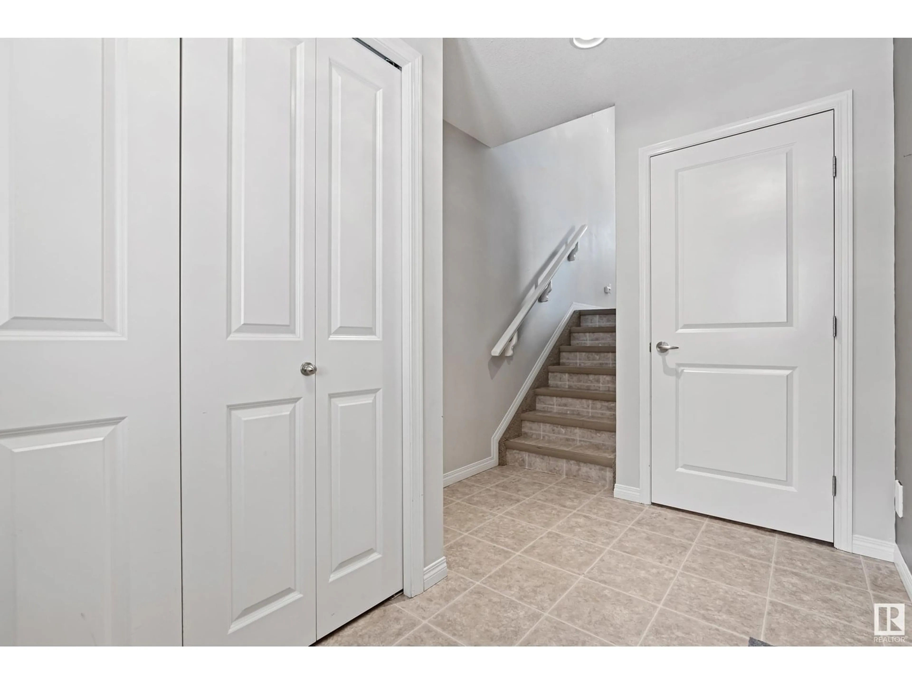 Indoor entryway for 29 9904 101 AV, Morinville Alberta T8R0E2