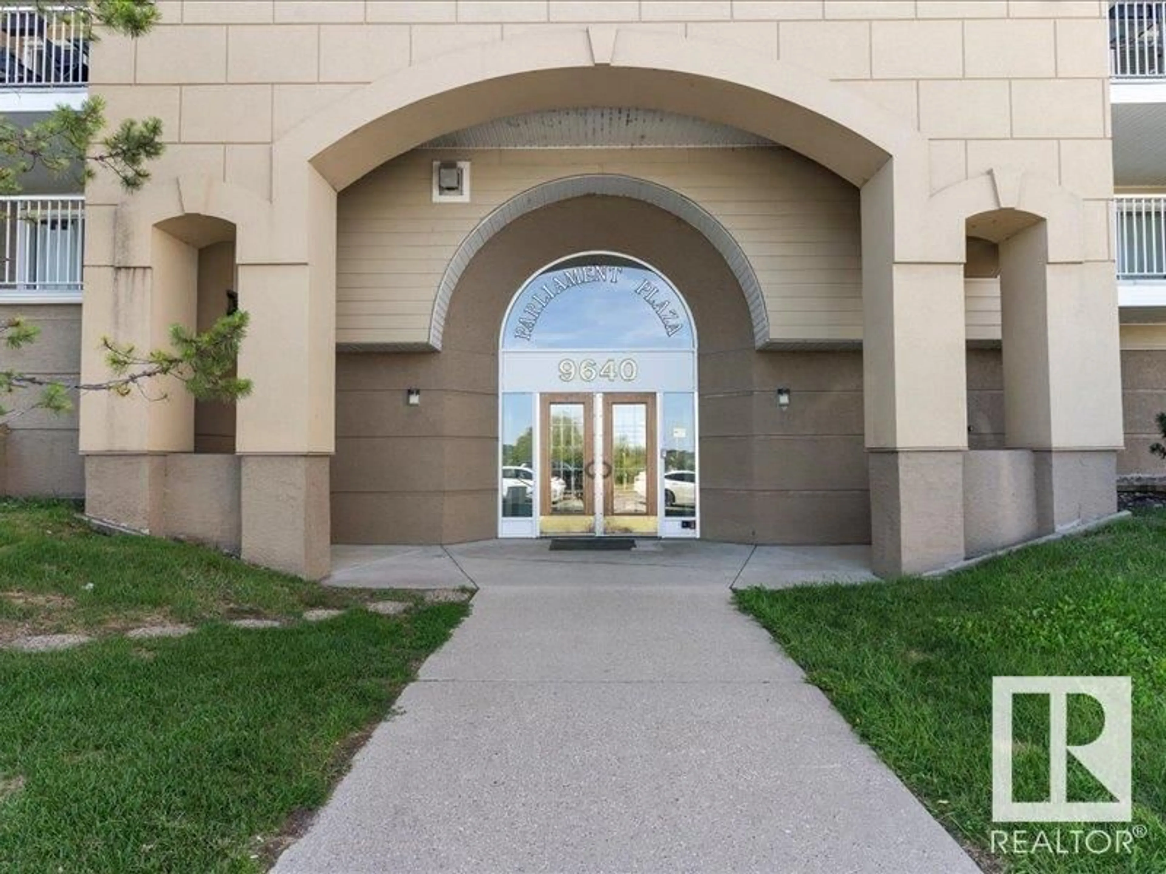 Indoor foyer for #204 - 9640 105 ST NW, Edmonton Alberta T5K0Z7