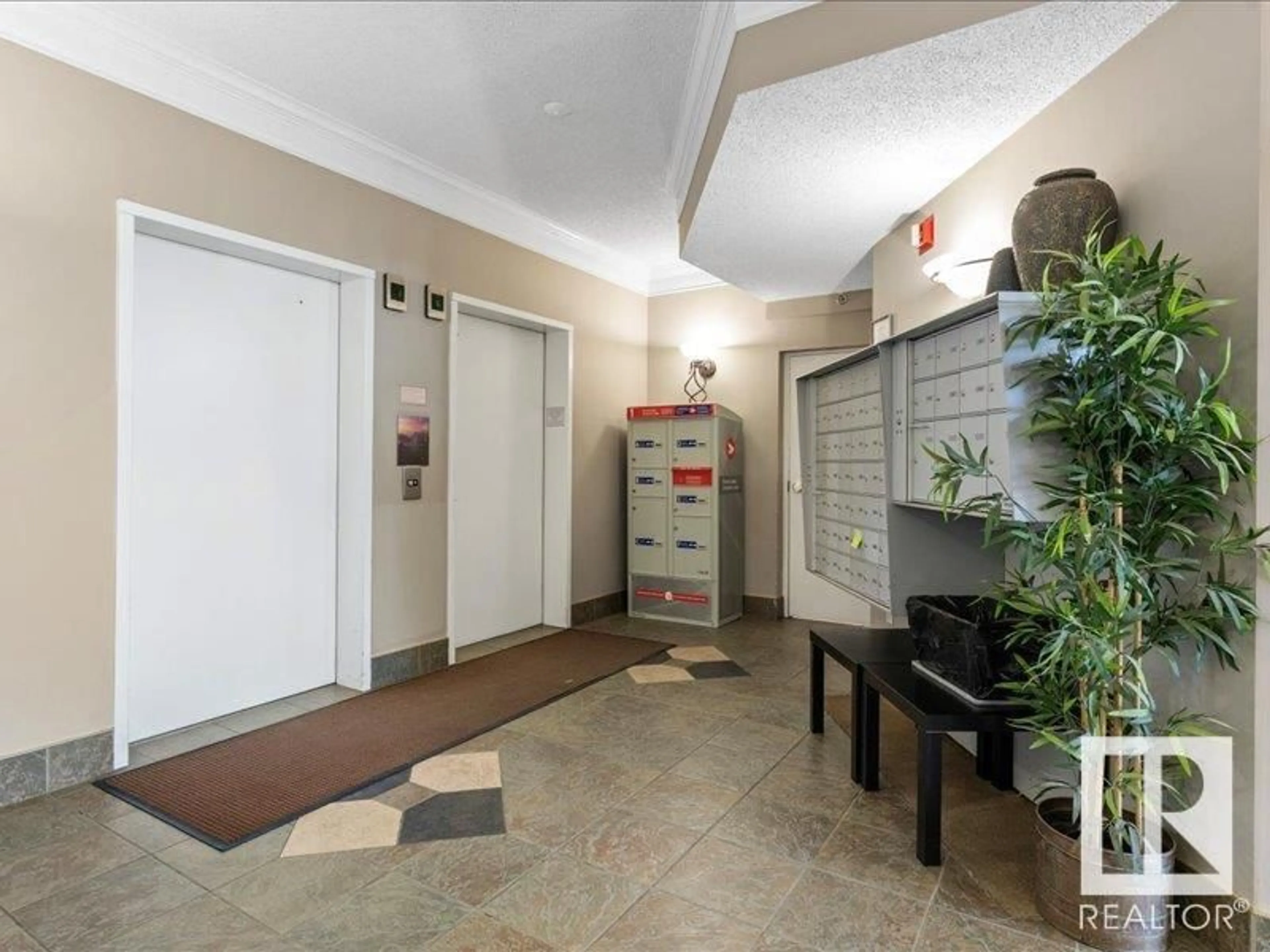 Indoor foyer for #204 - 9640 105 ST NW, Edmonton Alberta T5K0Z7