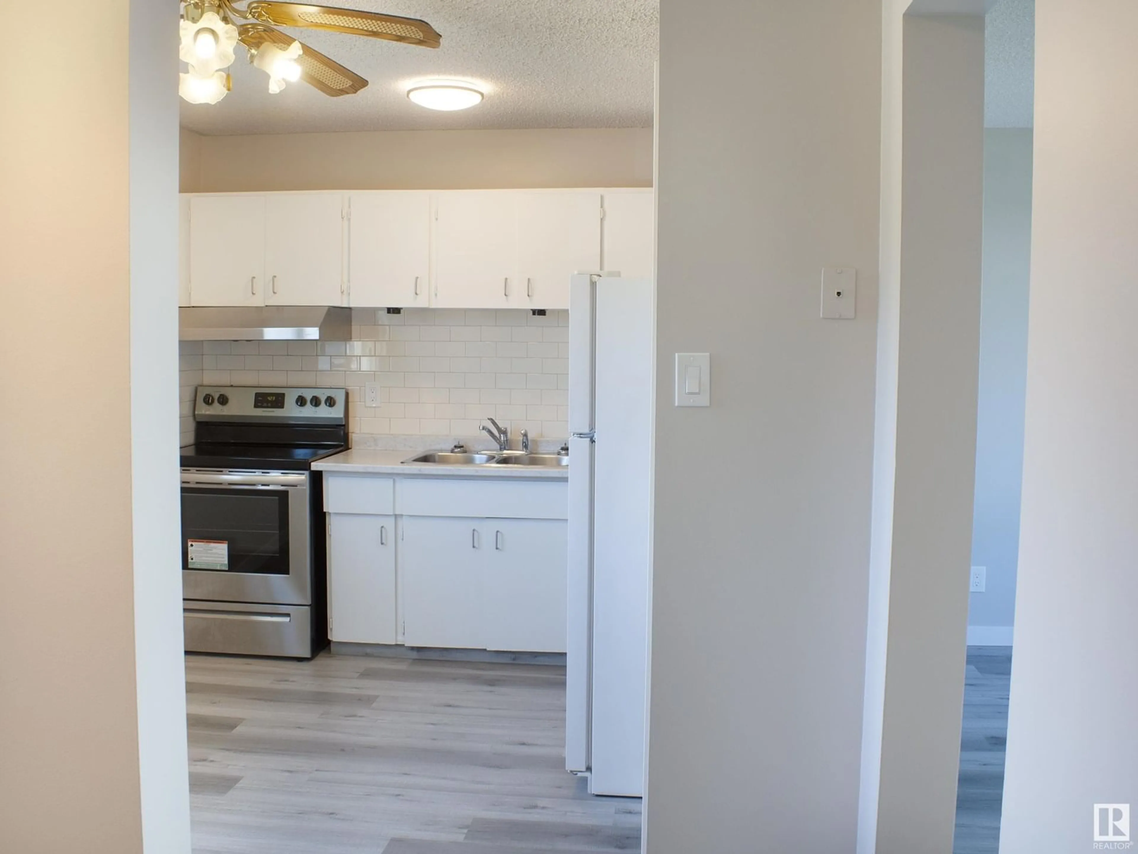 Standard kitchen, wood/laminate floor for 1937 73 ST, Edmonton Alberta T6K2B6