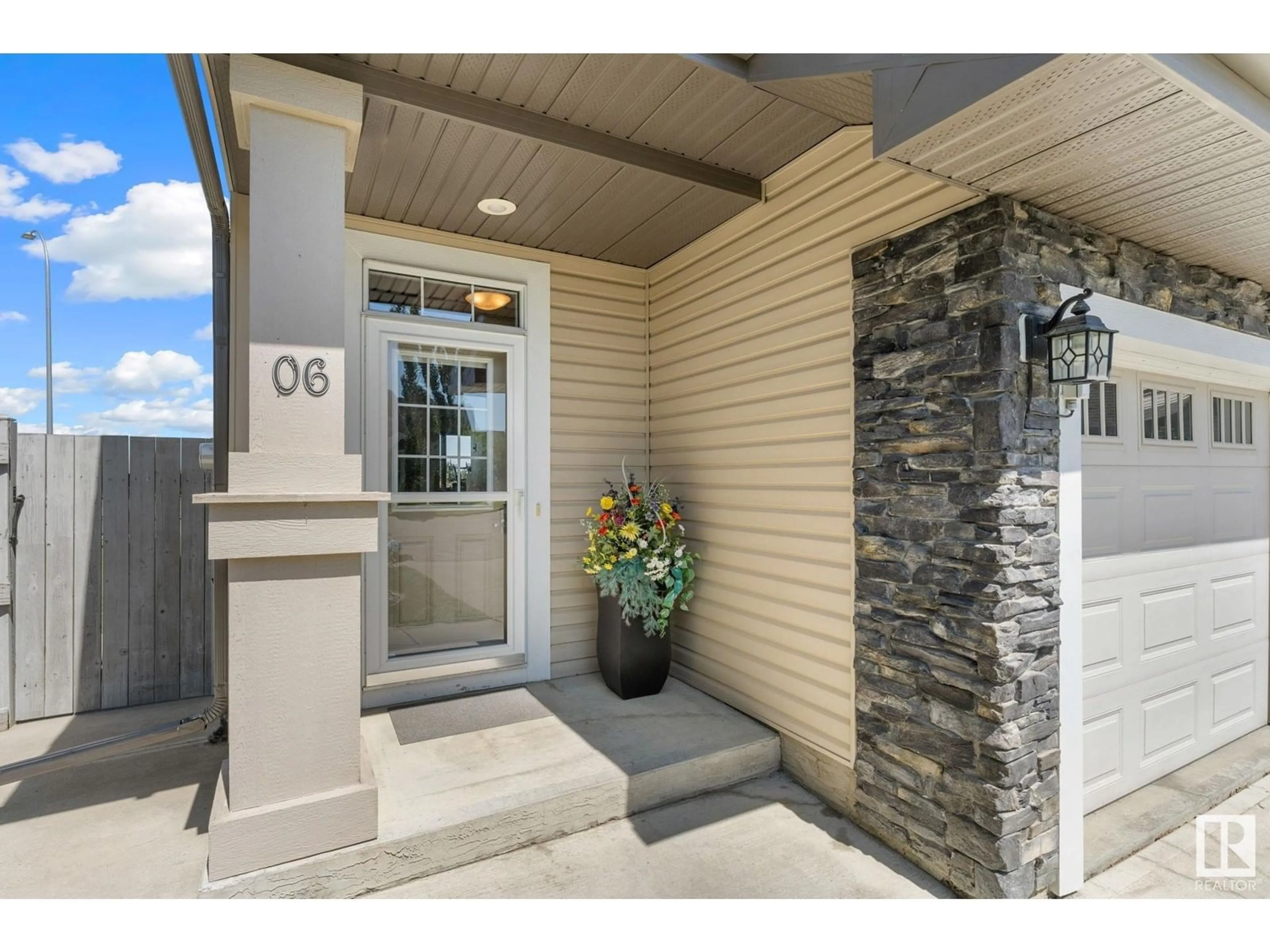 Indoor entryway for 21306 61 AV, Edmonton Alberta T6M0J9