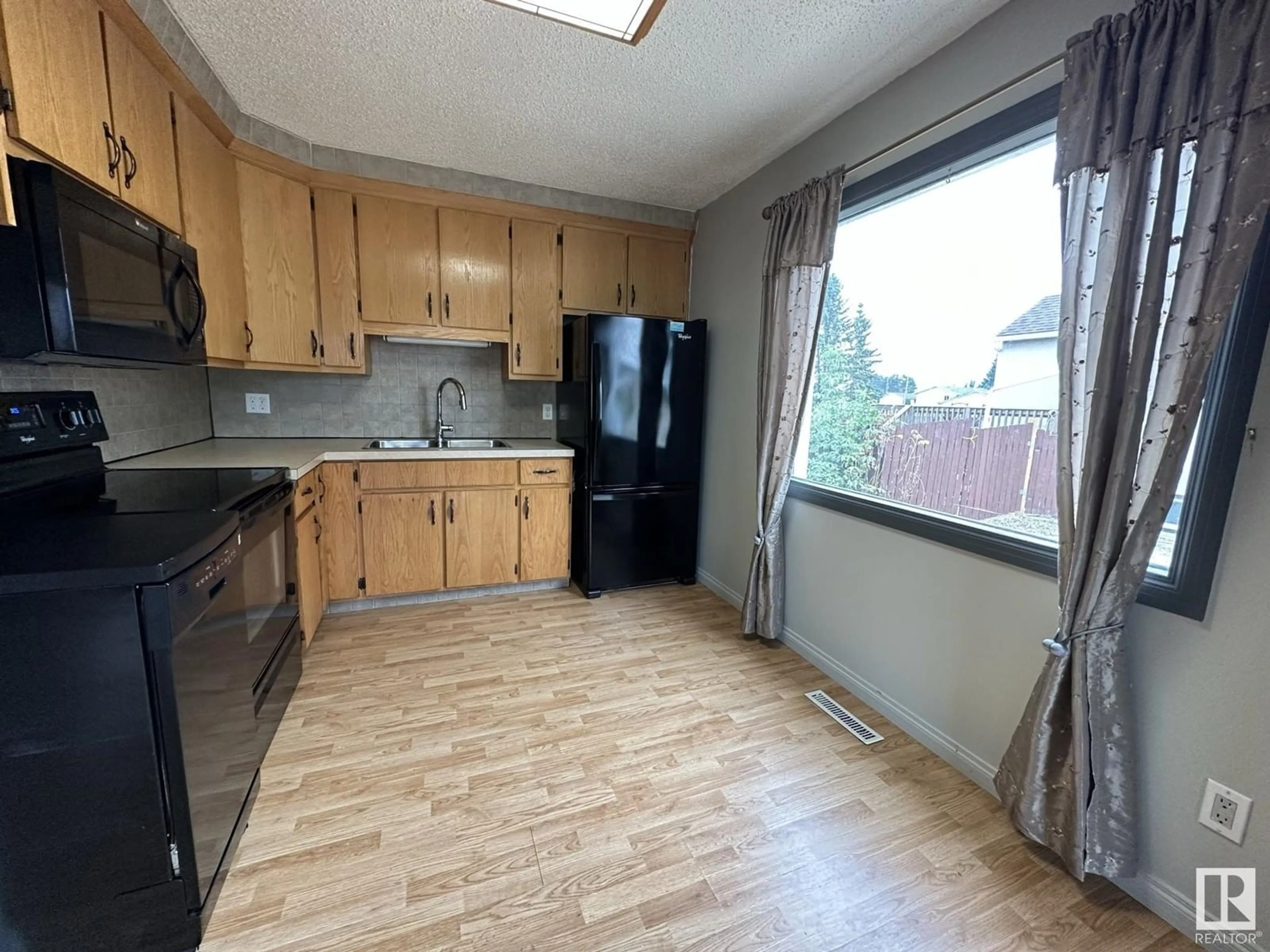 Standard kitchen, unknown for 4505 52 ST, Smoky Lake Town Alberta T0A3C0