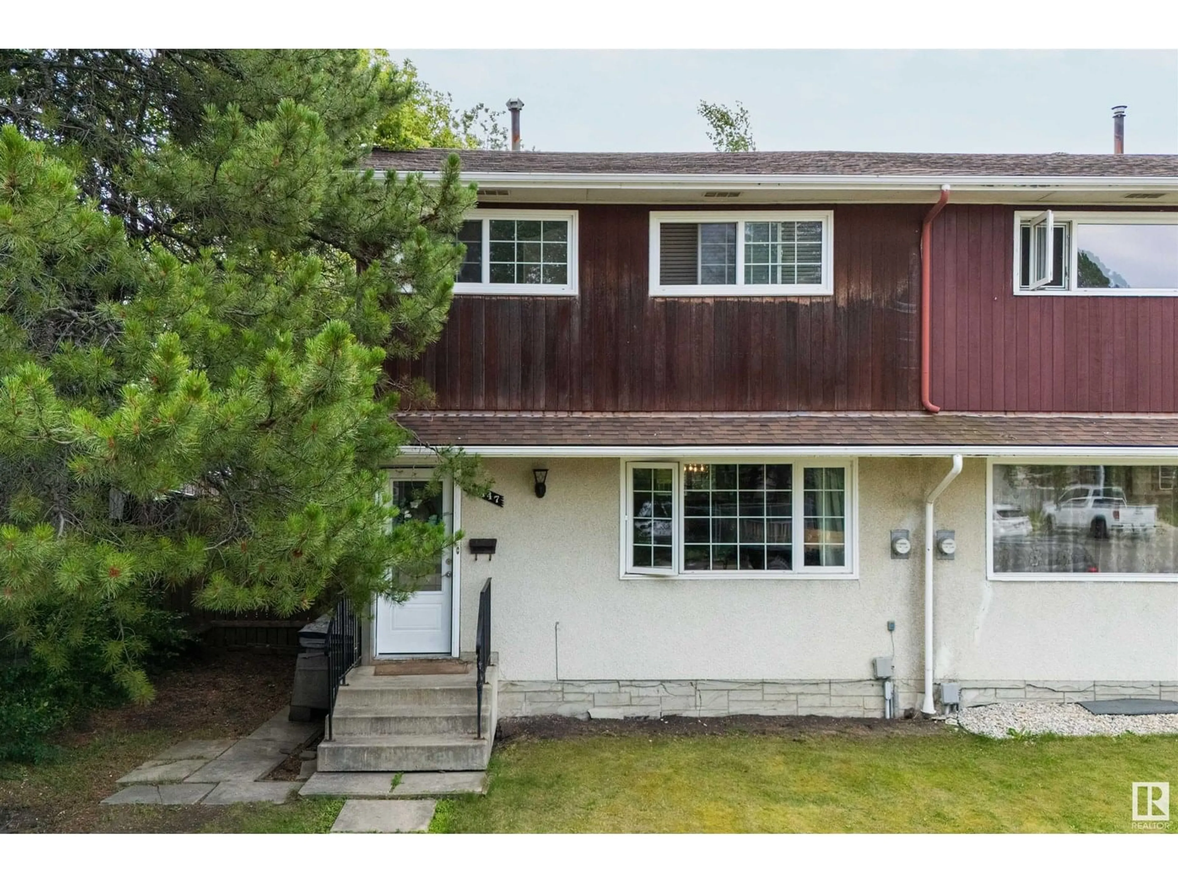 Home with vinyl exterior material, street for 11447 39 AV NW, Edmonton Alberta T6J0M5