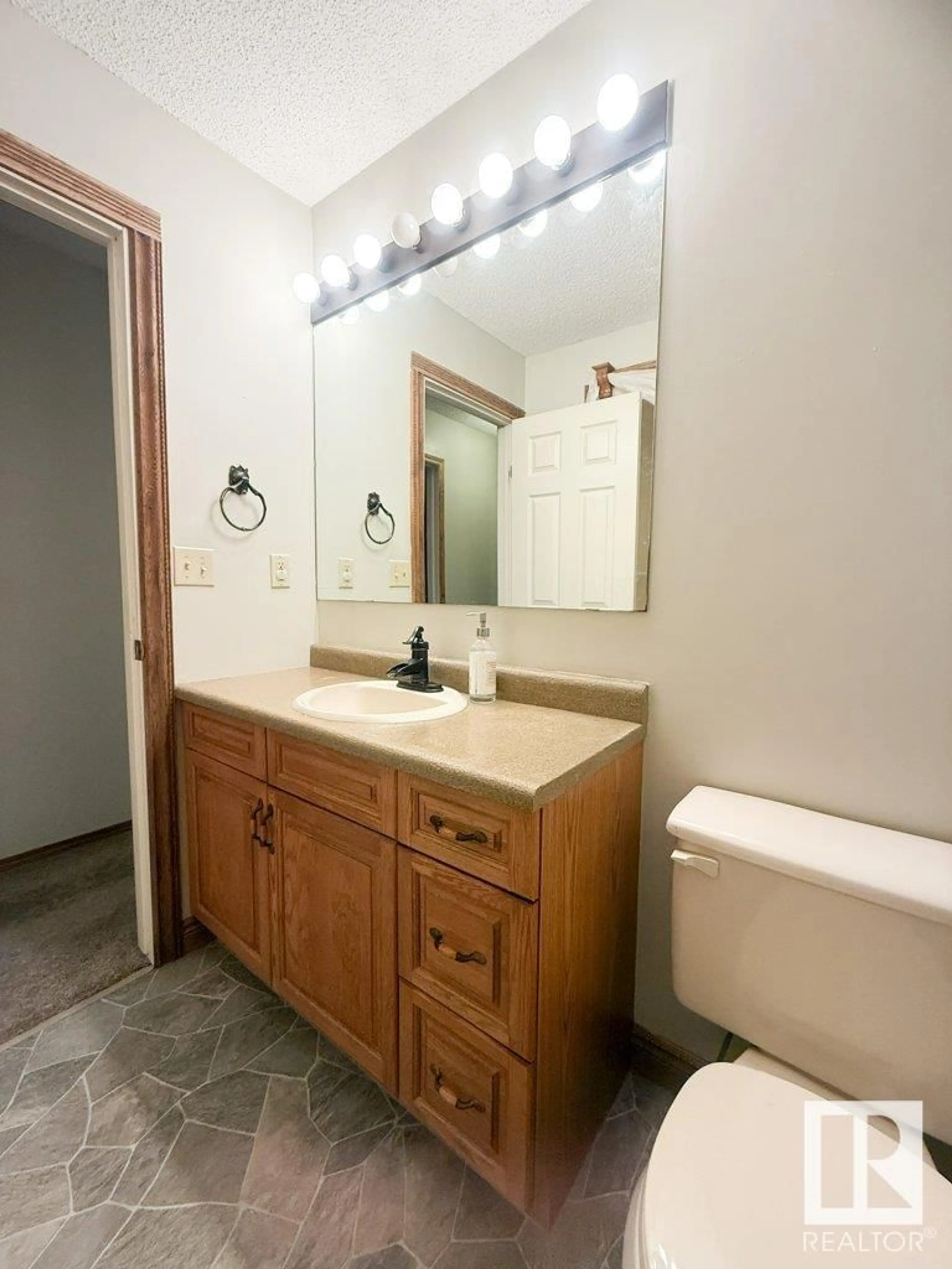 Standard bathroom, ceramic/tile floor for 64217 RG RD 12, Rural Westlock County Alberta T0G0Y0