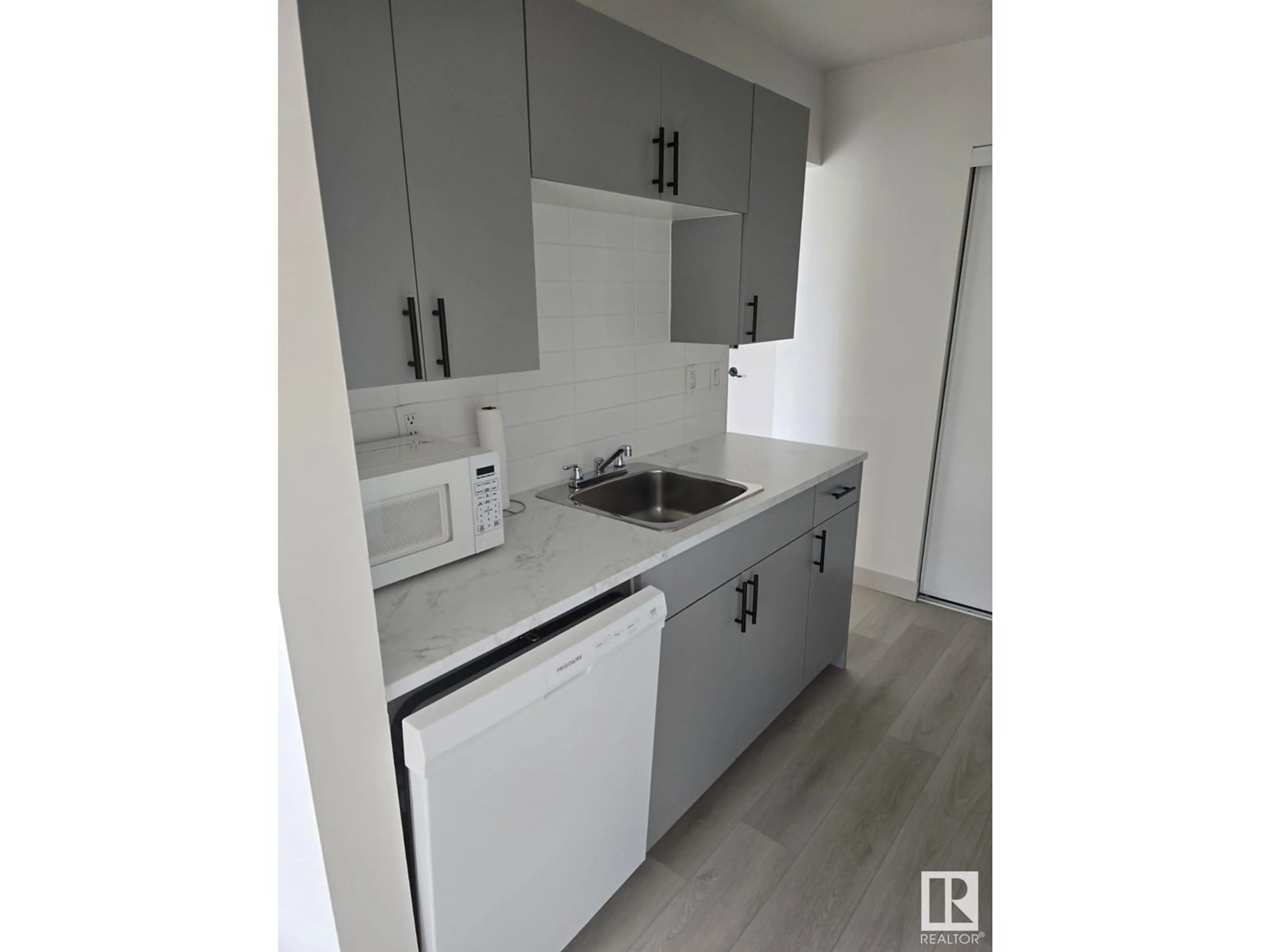 Standard kitchen, unknown for 408 18204 93 AV NW, Edmonton Alberta T5T4K6