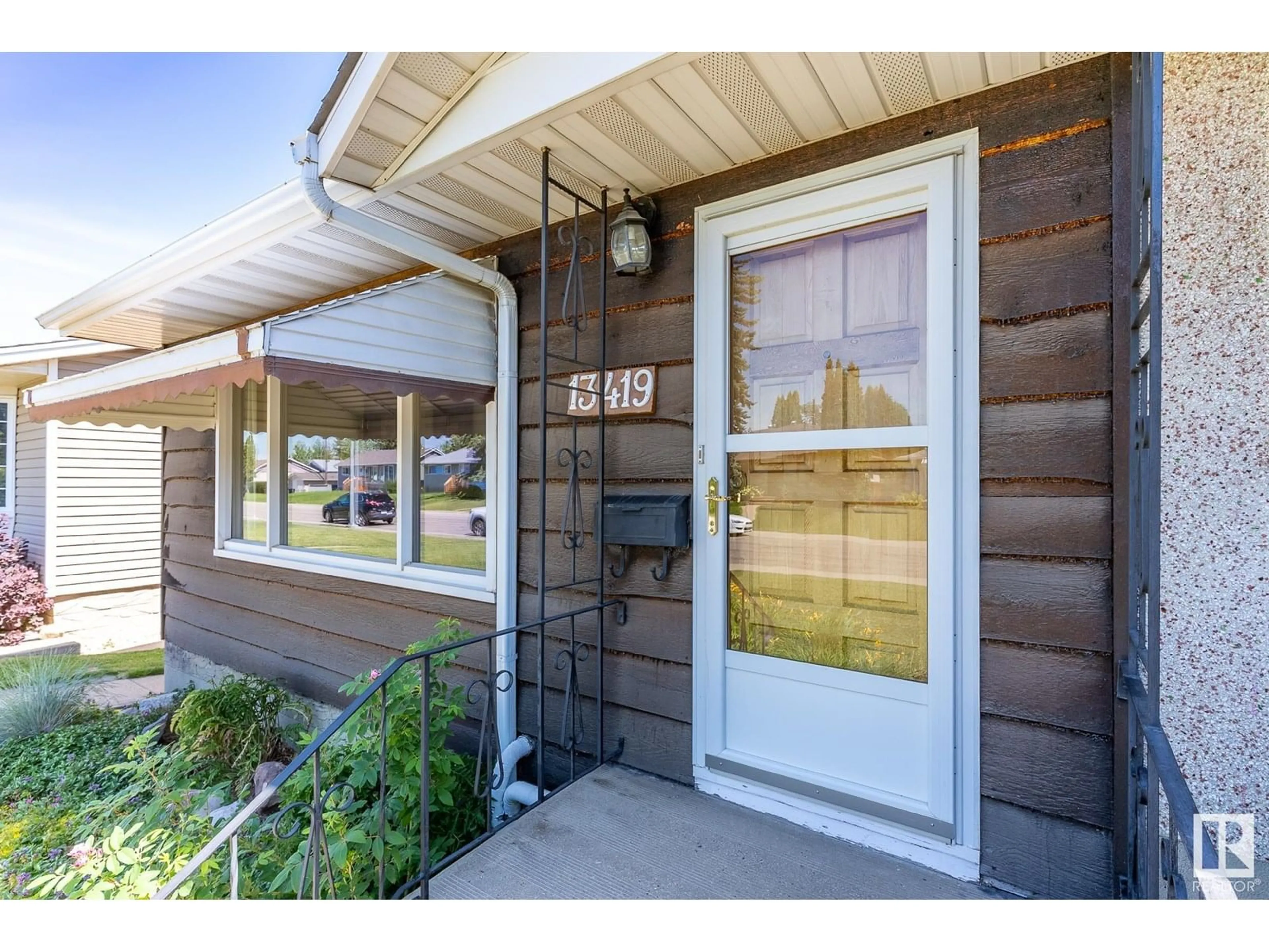 Indoor entryway for NW - 13419 131 ST, Edmonton Alberta T5L1N8