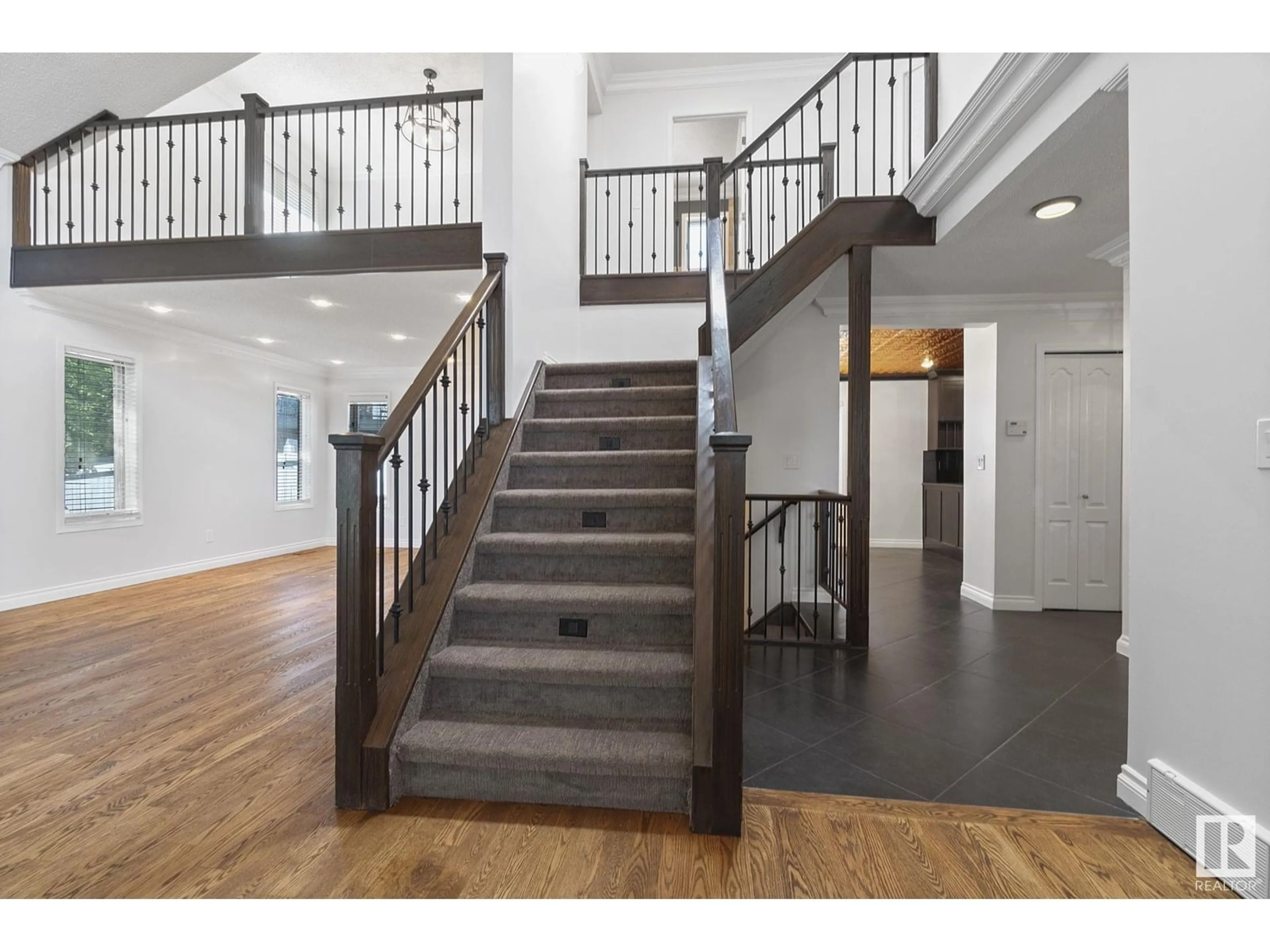 Indoor foyer for 436 OLSEN CL, Edmonton Alberta T6R1L1