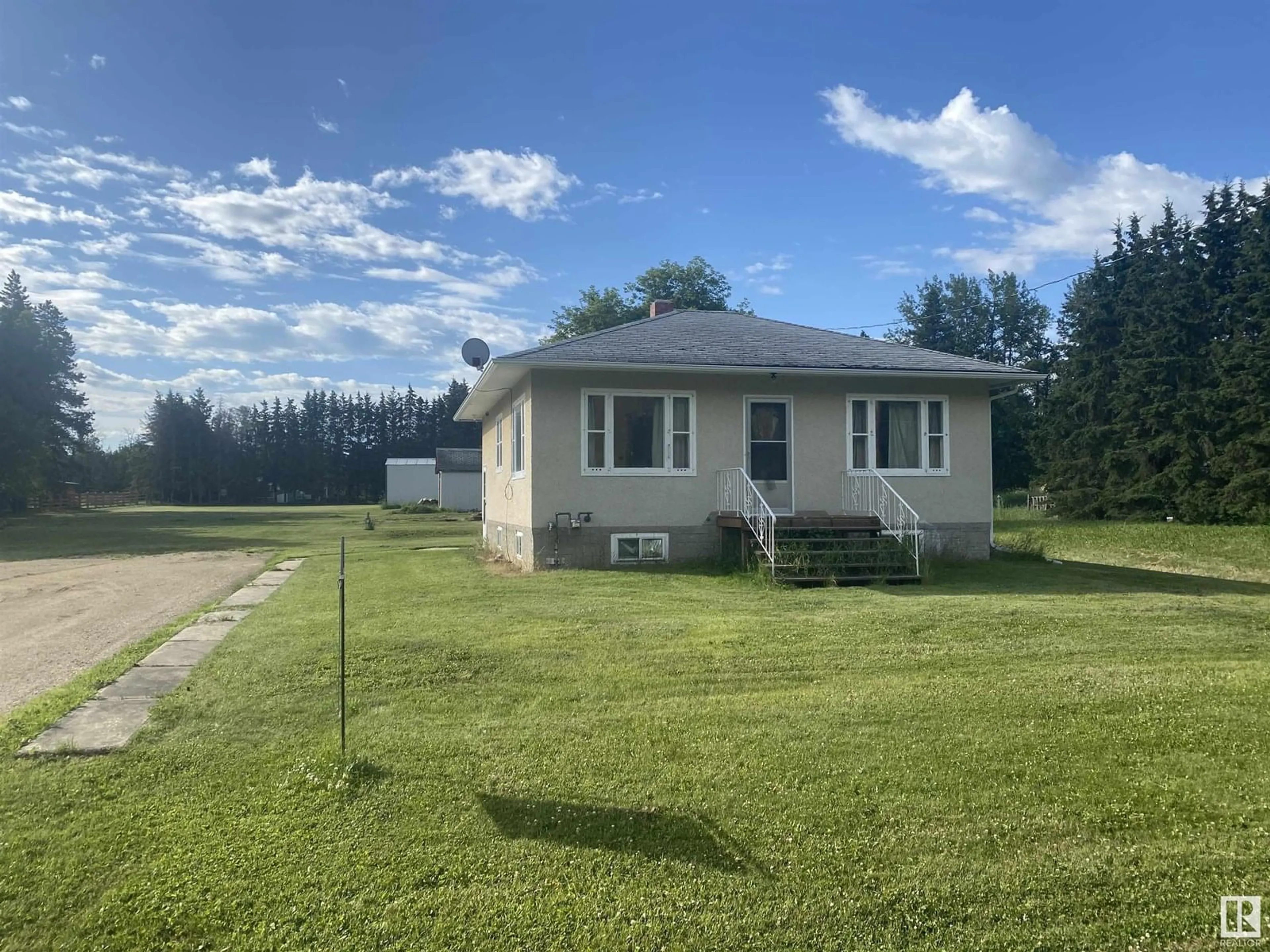 A pic from outside/outdoor area/front of a property/back of a property/a pic from drone, building for 49019 - 470 RR 22, Sunnybrook Alberta T0C2M0