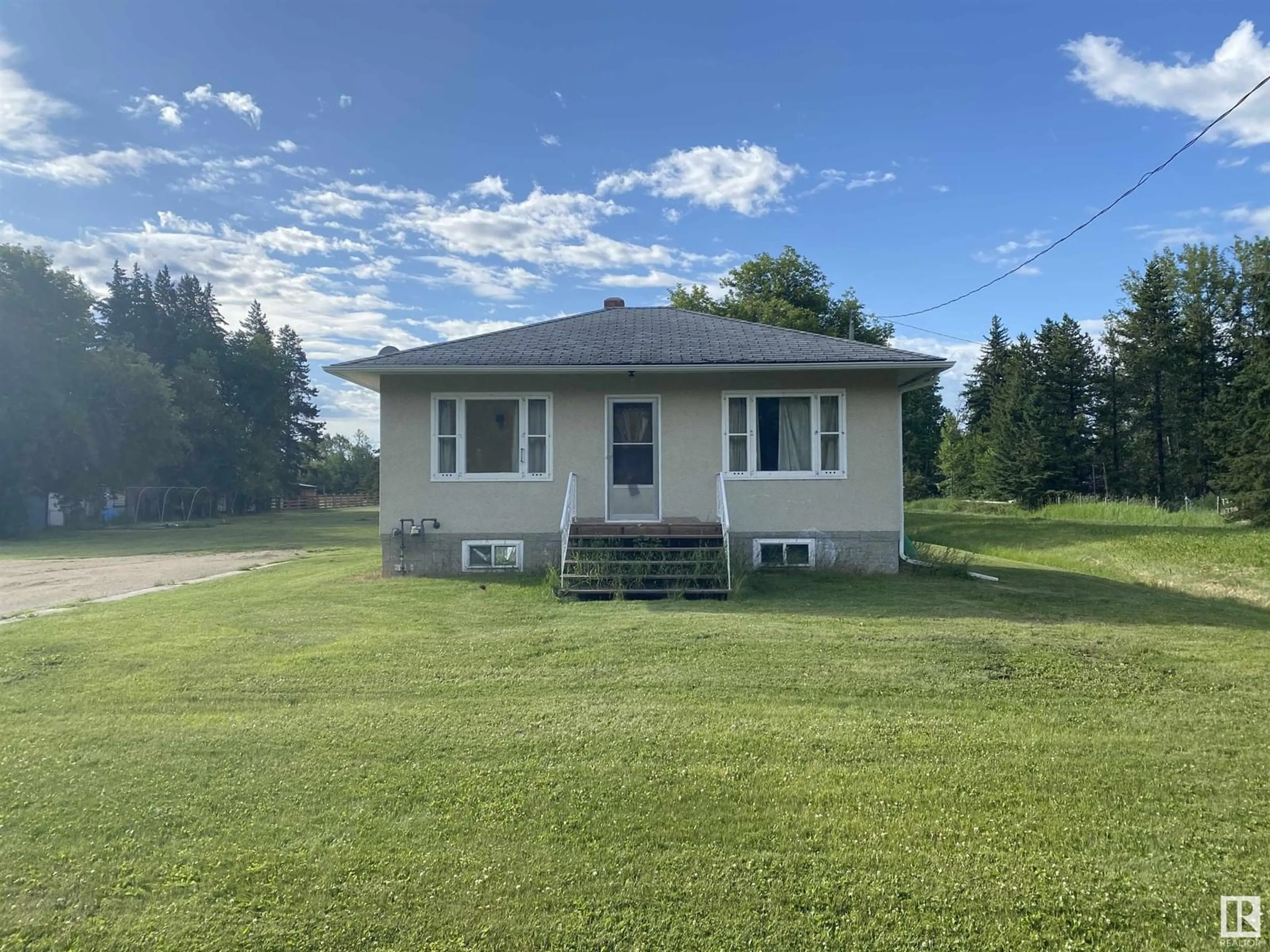 A pic from outside/outdoor area/front of a property/back of a property/a pic from drone, building for 49019 - 470 RR 22, Sunnybrook Alberta T0C2M0