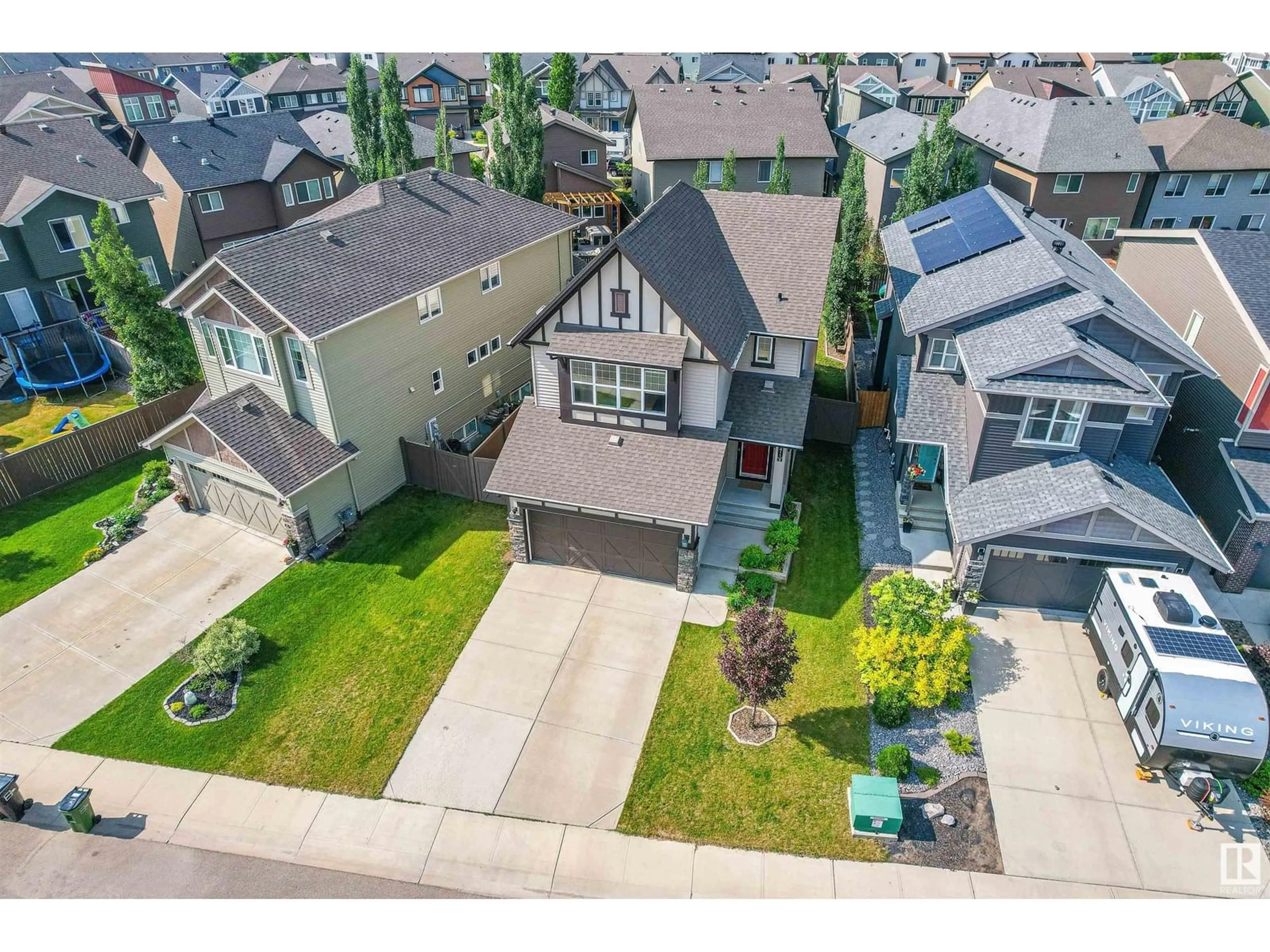 A pic from outside/outdoor area/front of a property/back of a property/a pic from drone, street for SW - 3411 PARKER LO, Edmonton Alberta T6W3A8
