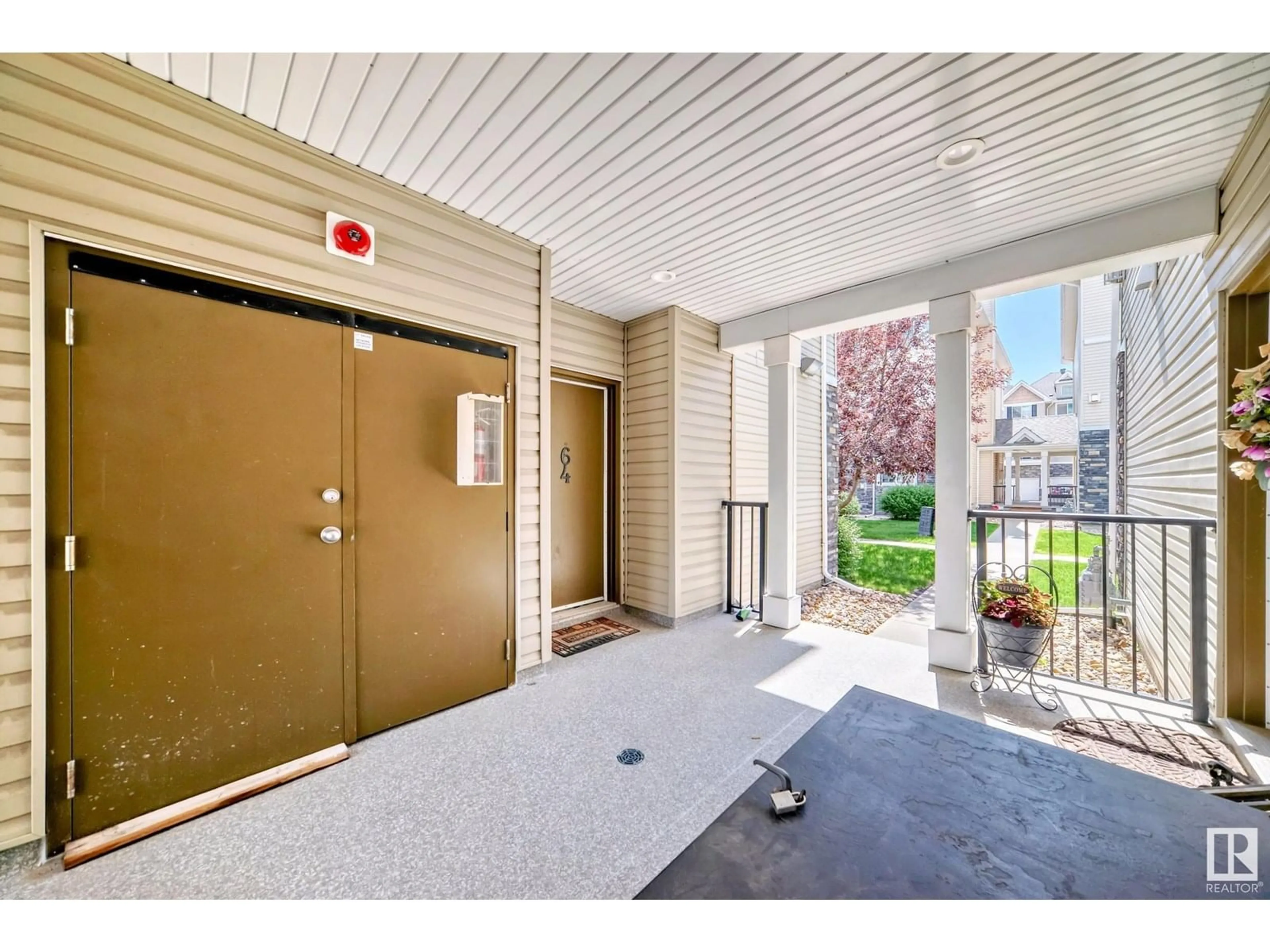 Indoor entryway for 7293 - 64 SOUTH TERWILLEGAR DR NW, Edmonton Alberta T6R0N5