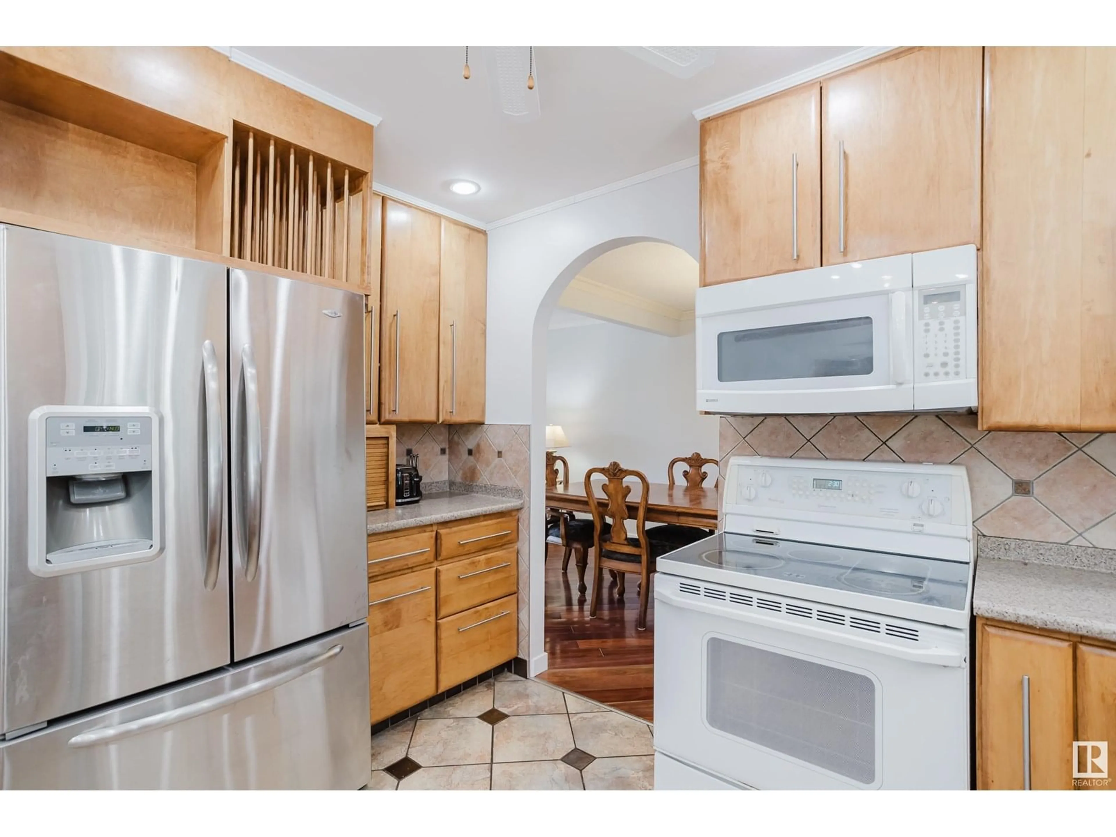 Standard kitchen, ceramic/tile floor for 6427 37 AV, Edmonton Alberta T6L1H7