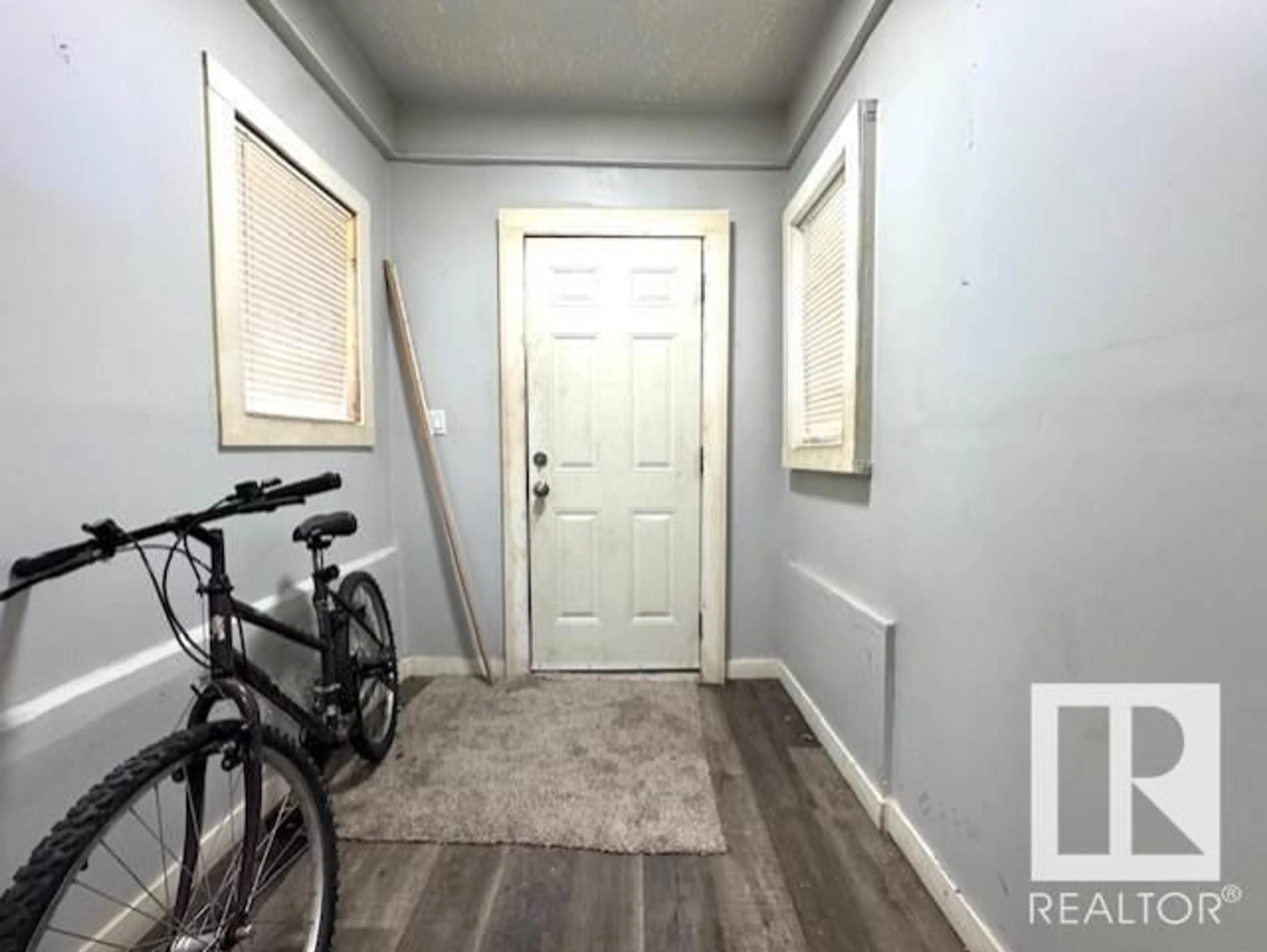 Indoor entryway for 11202 96 ST, Edmonton Alberta T5G1S9