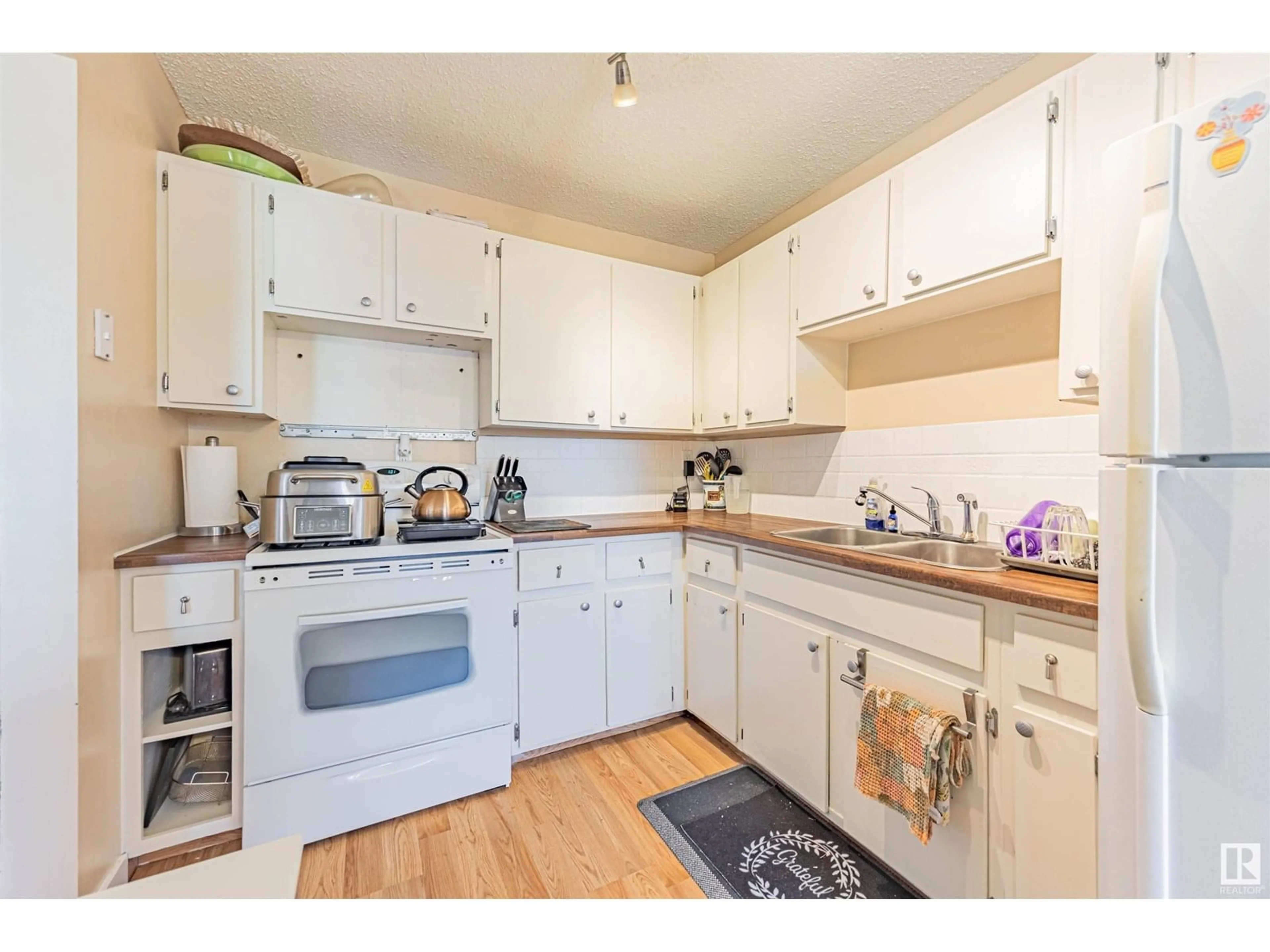 Standard kitchen, wood/laminate floor for N NW - 296 KNOTTWOOD NORTH RD, Edmonton Alberta T6K1Y5