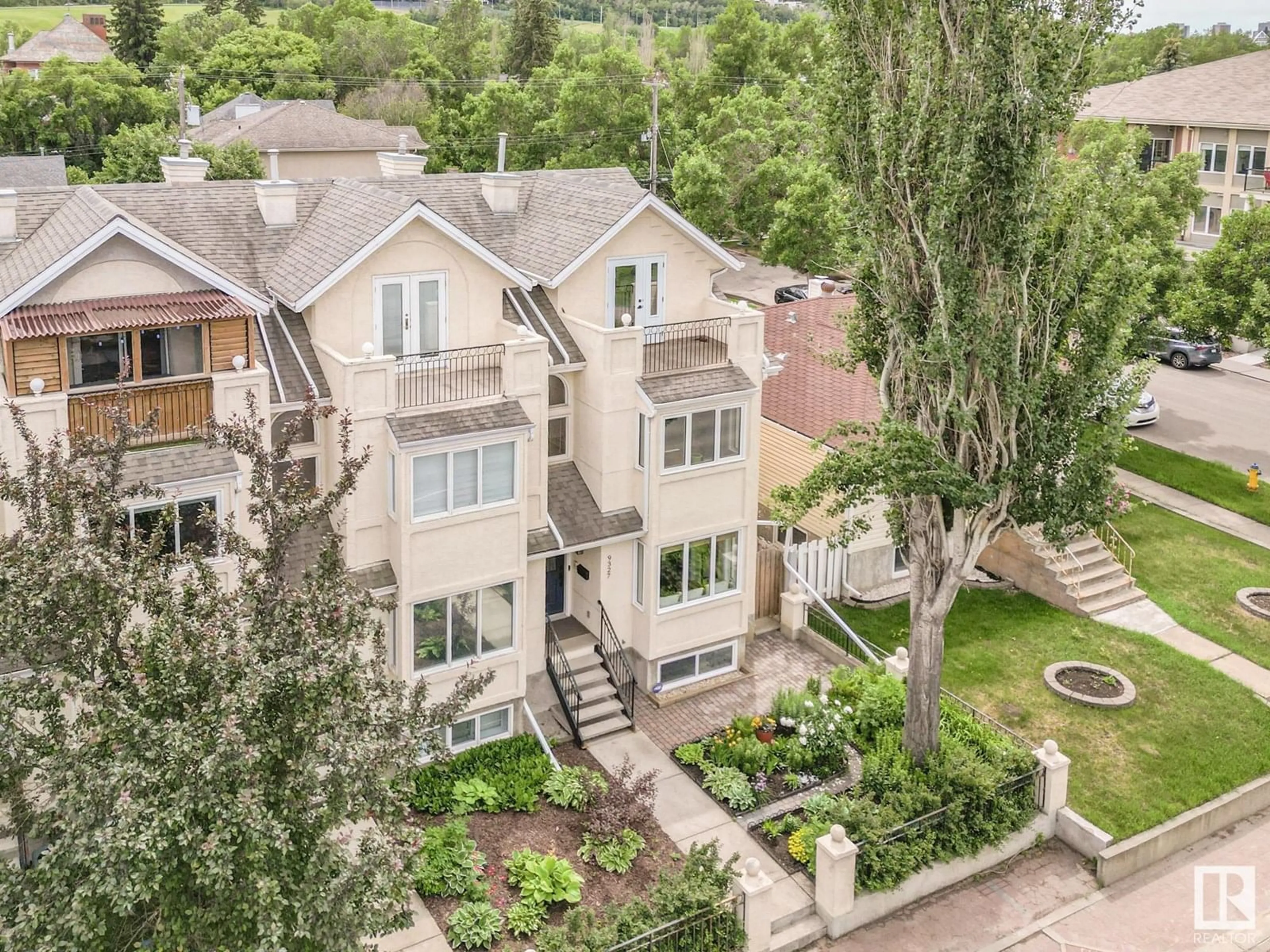 A pic from outside/outdoor area/front of a property/back of a property/a pic from drone, city buildings view from balcony for NW - 9327 98 AV, Edmonton Alberta T6C2C6