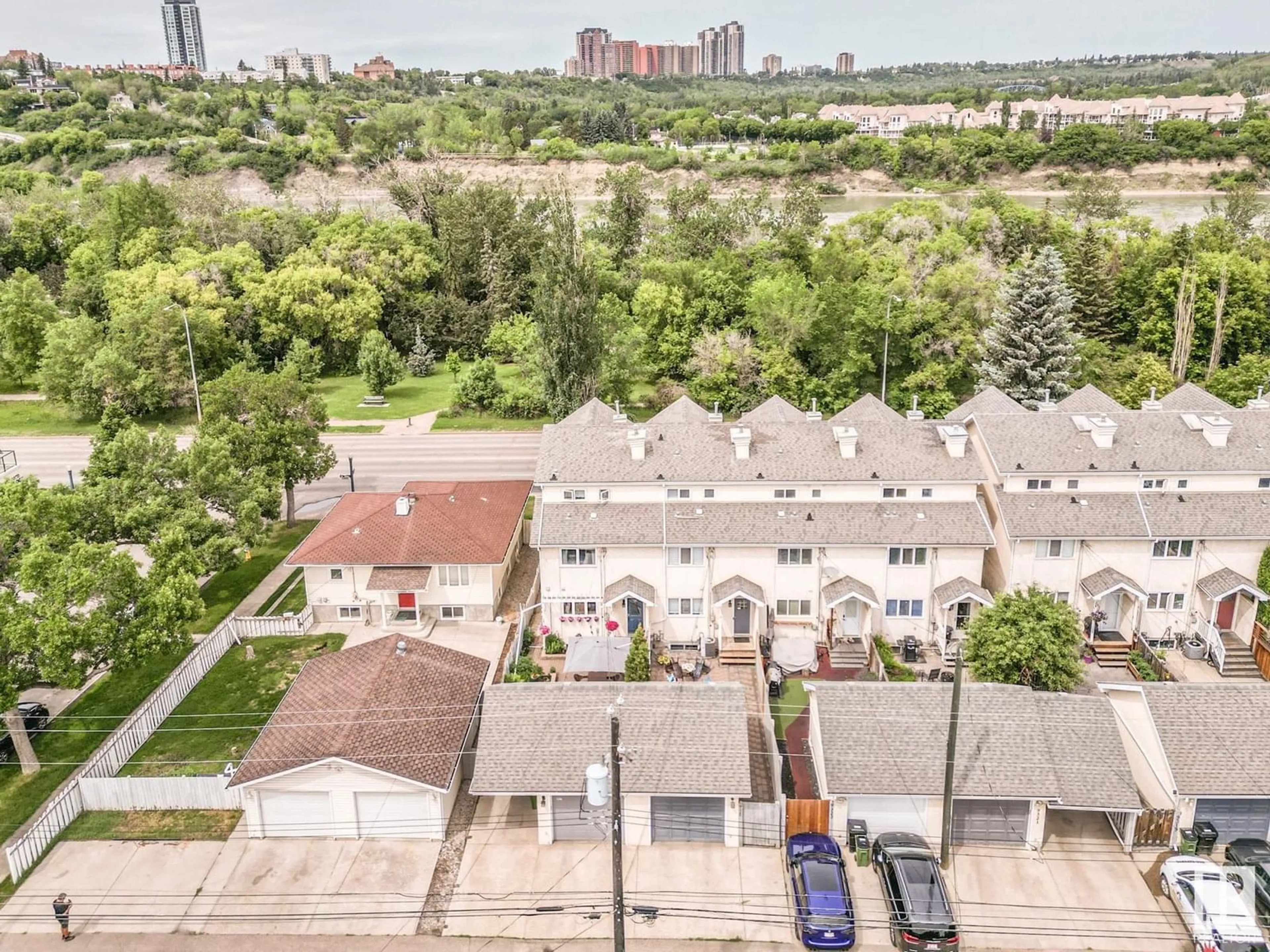 A pic from outside/outdoor area/front of a property/back of a property/a pic from drone, city buildings view from balcony for NW - 9327 98 AV, Edmonton Alberta T6C2C6