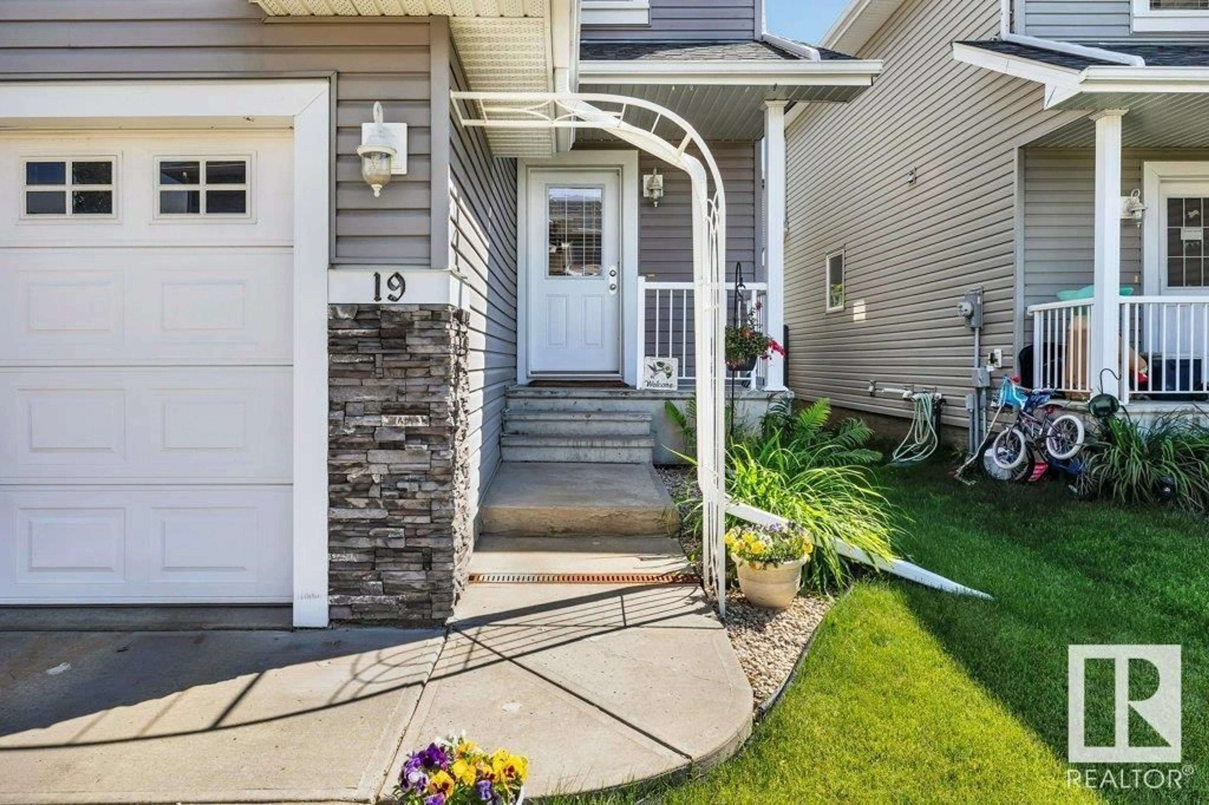 Indoor entryway for 19 5101 SOLEIL BV, Beaumont Alberta T4X0E3