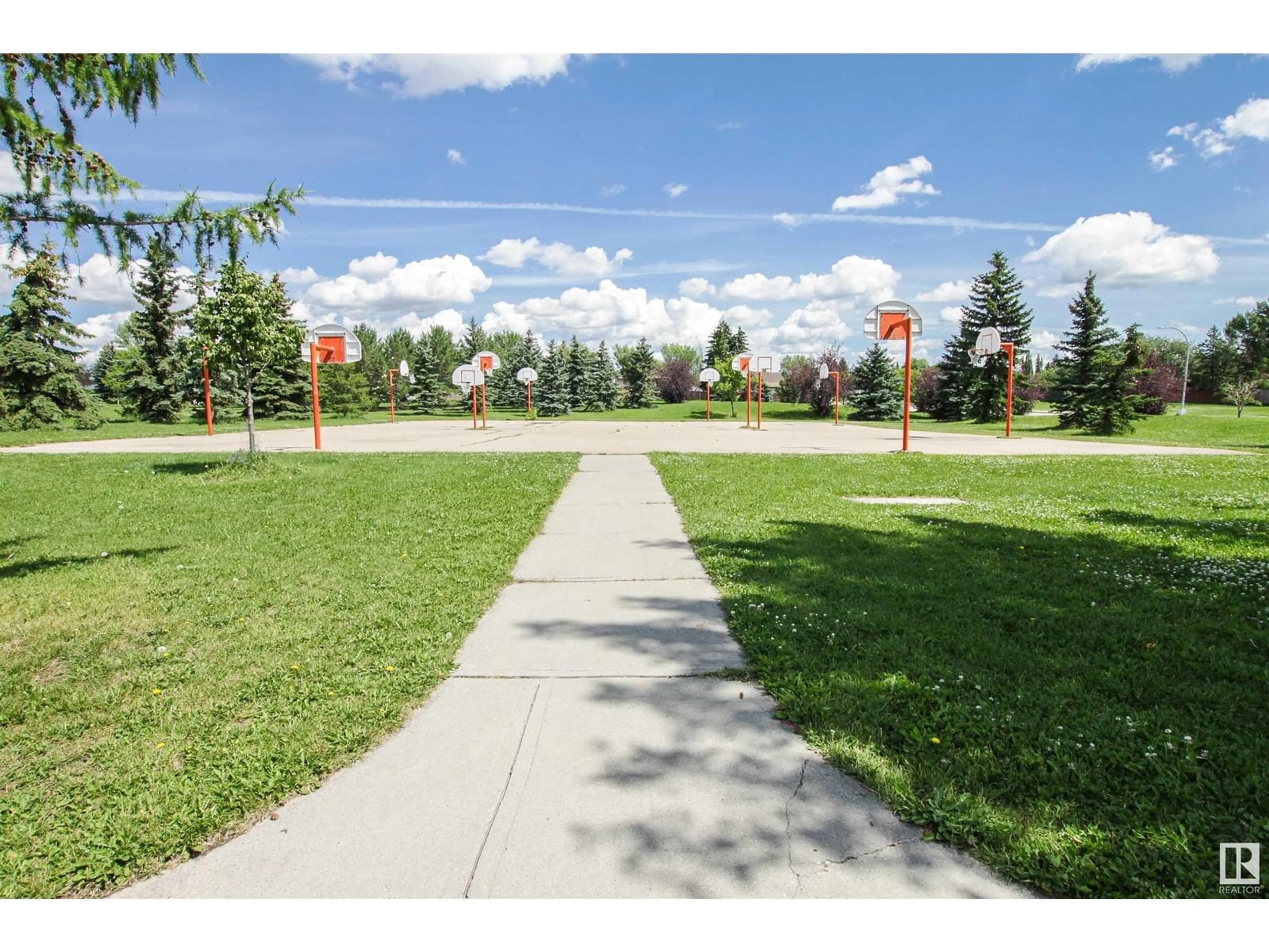 Patio, street for 5363 HILL VIEW CR, Edmonton Alberta T6L1V9