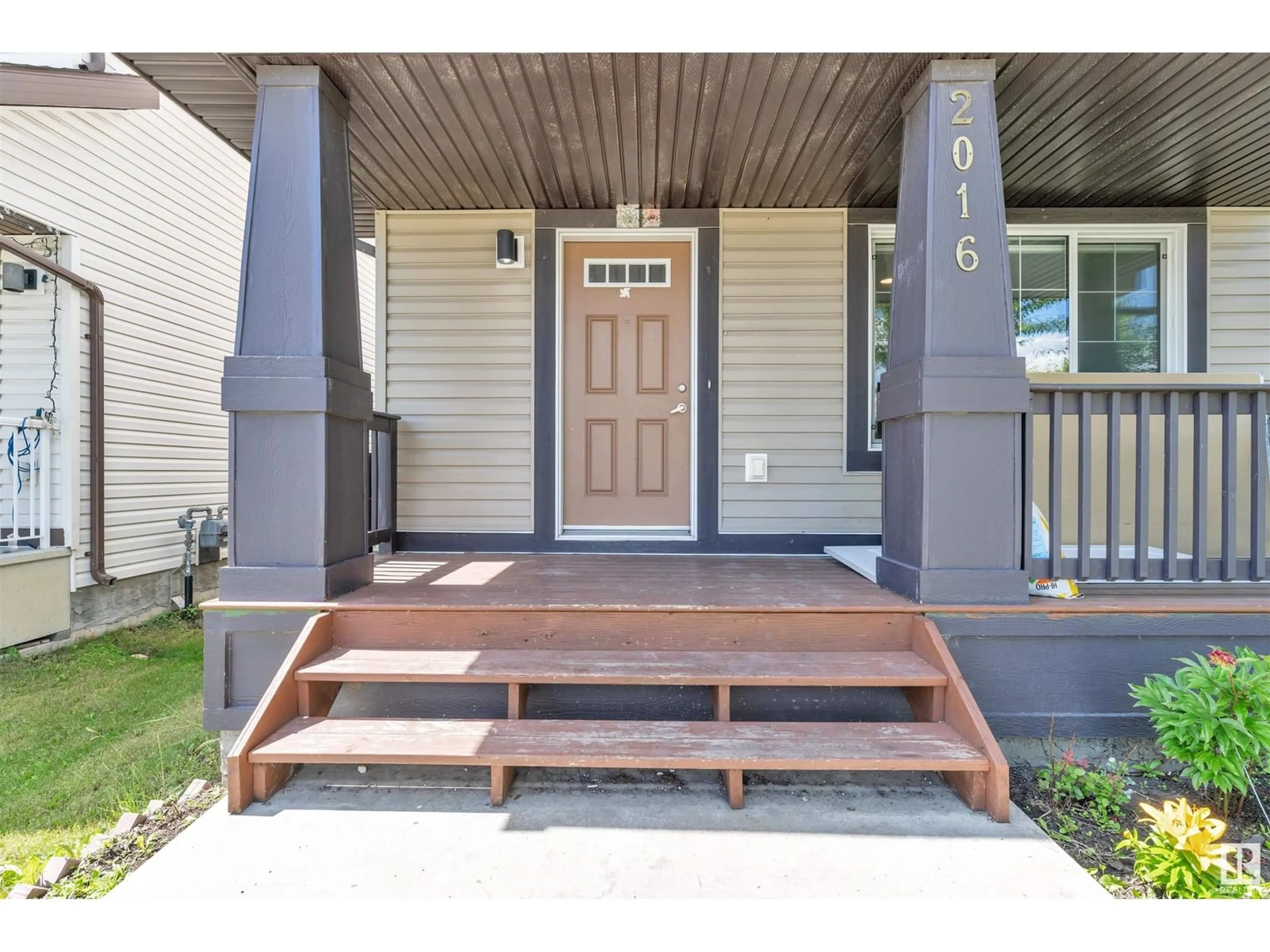 Indoor entryway for 2016 24 ST, Edmonton Alberta T6T0Y8