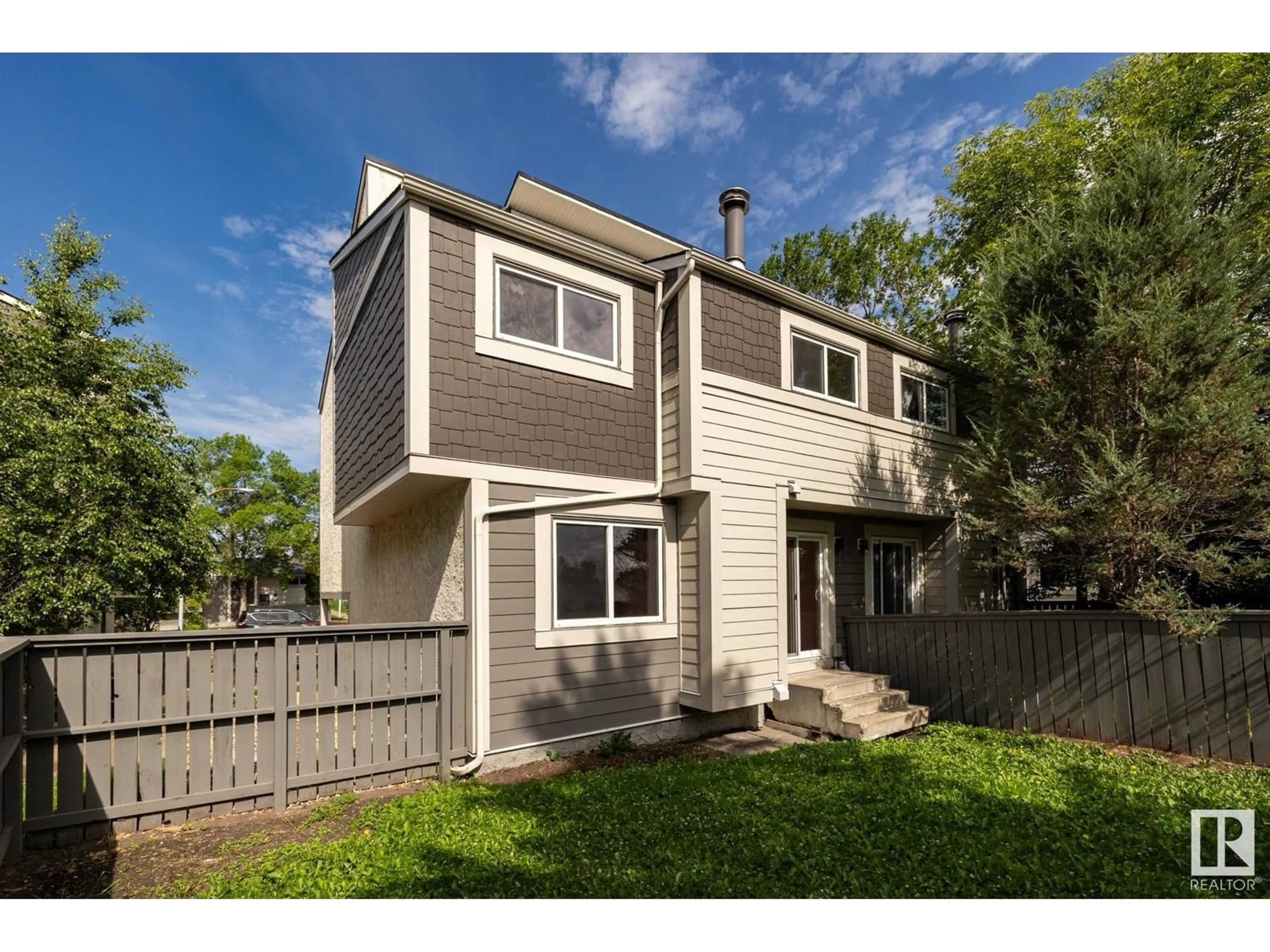 Home with vinyl exterior material, street for 535 WILLOW CO, Edmonton Alberta T5T2K7