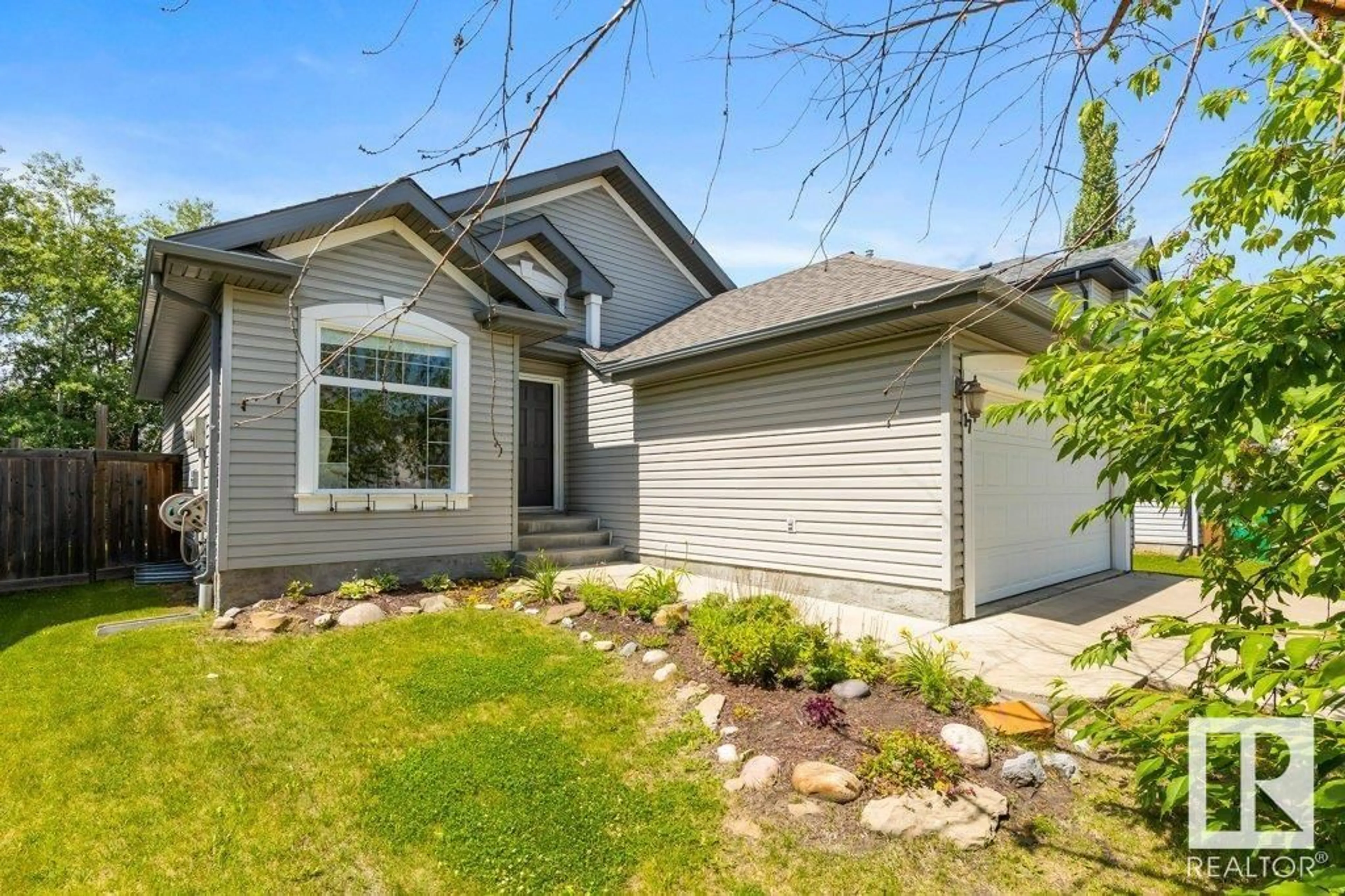 Home with vinyl exterior material, street for 17 EVERWOOD CL, St. Albert Alberta T8N7H1