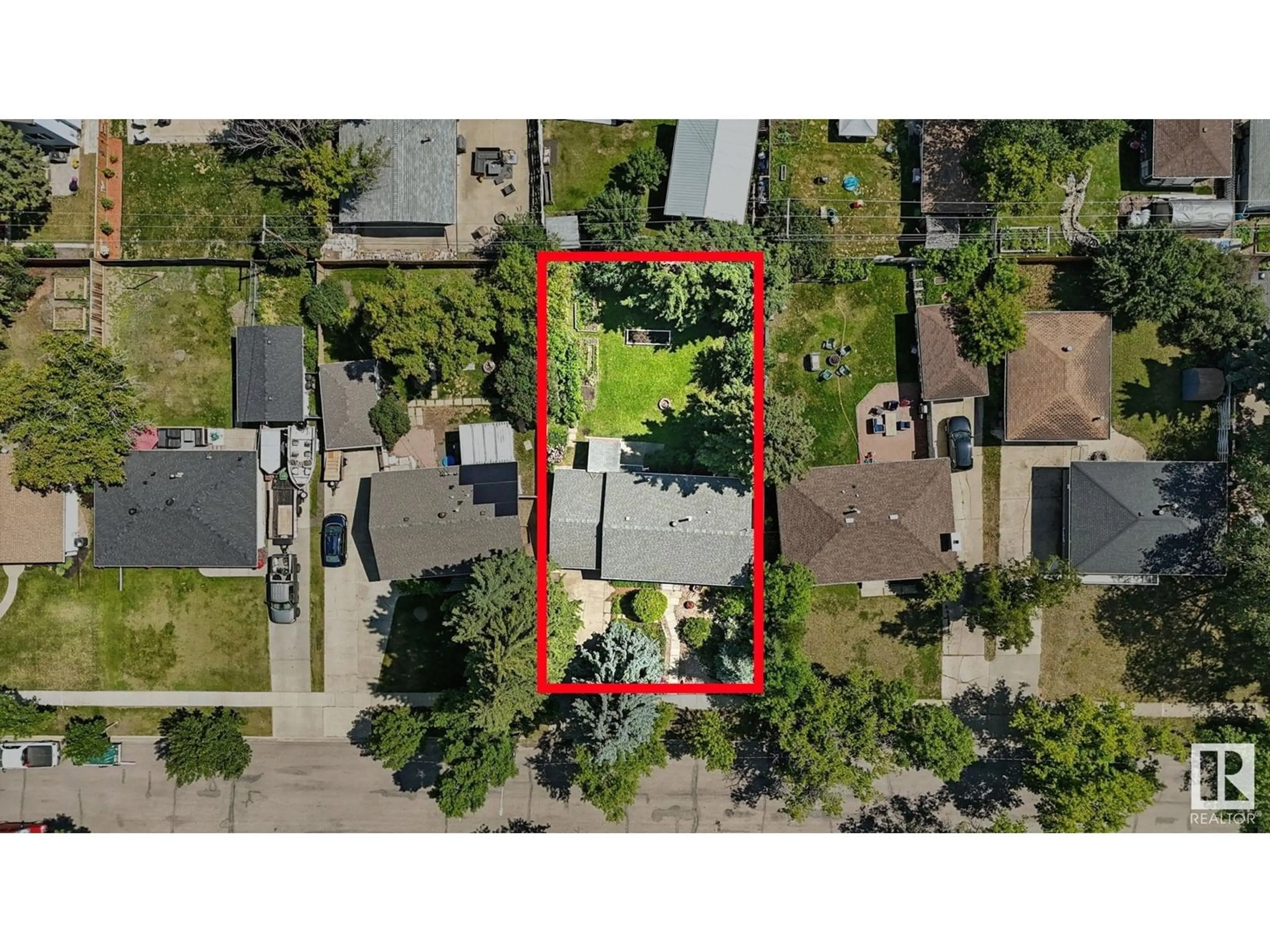 A pic from outside/outdoor area/front of a property/back of a property/a pic from drone, street for 7 GRANDORA CR, St. Albert Alberta T8N0T8