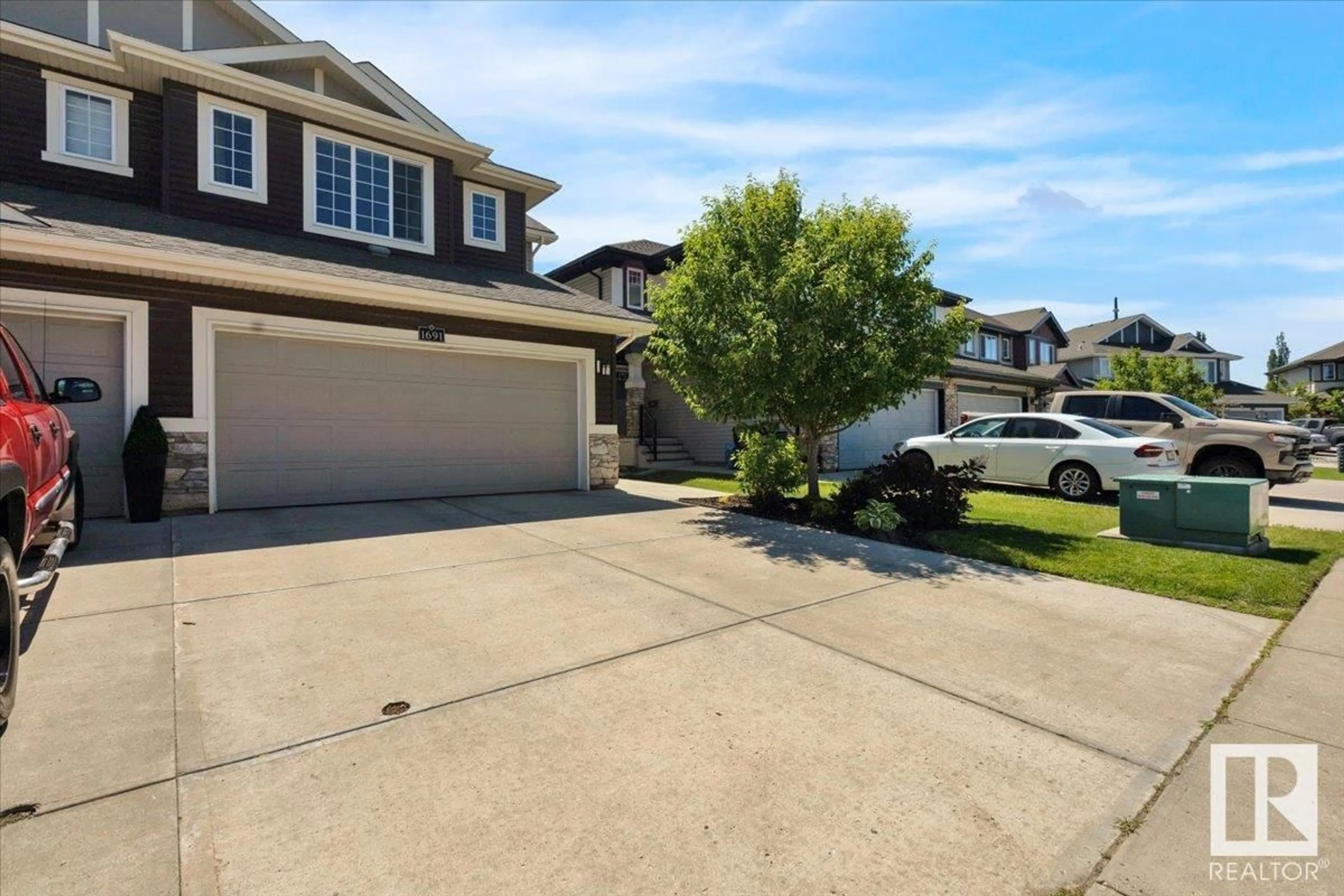 A pic from outside/outdoor area/front of a property/back of a property/a pic from drone, street for 1691 HAMMOND CRESCENT, Edmonton Alberta T6M0N1