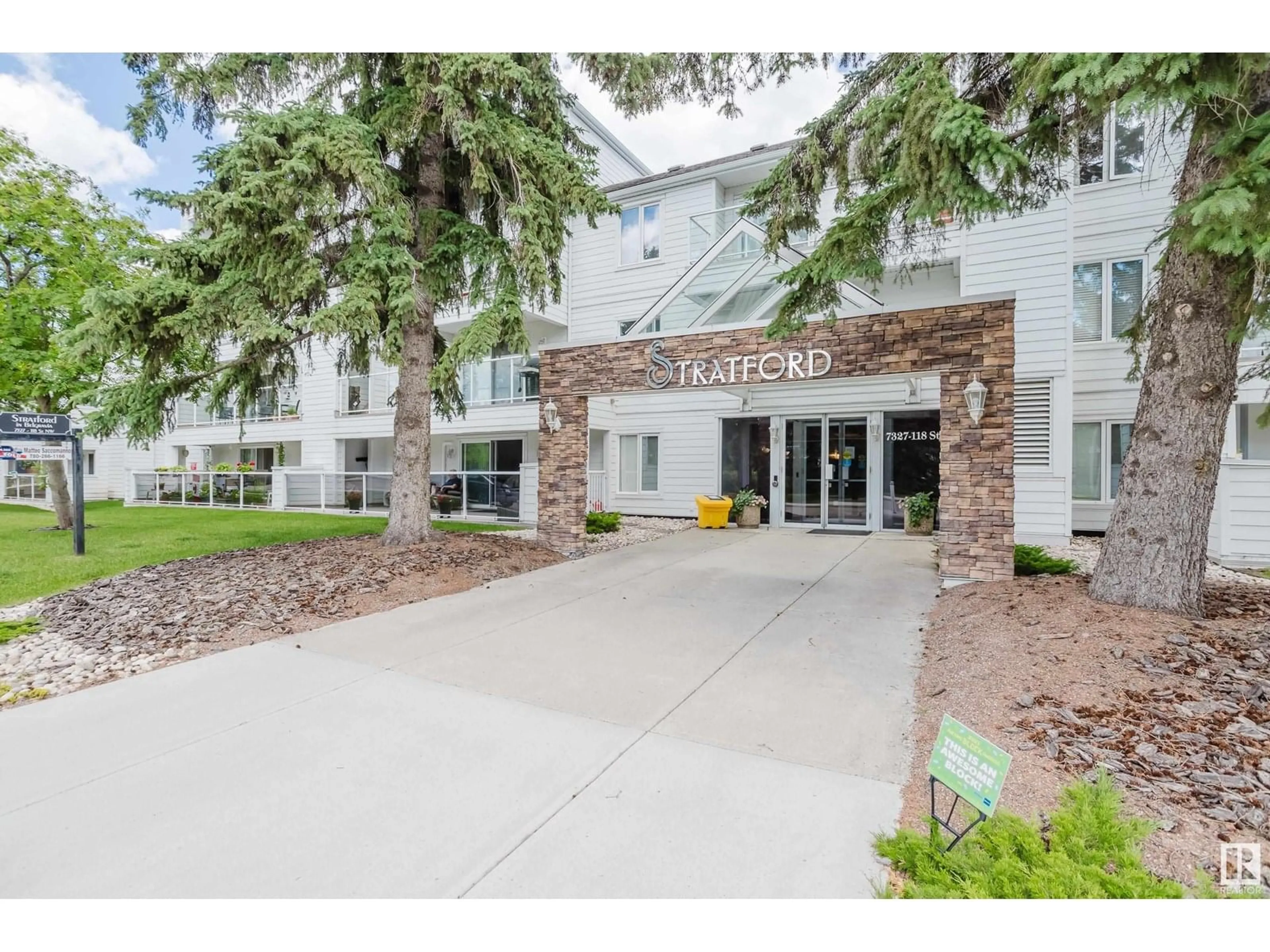 Indoor foyer for #202 - 7327 118 ST NW, Edmonton Alberta T6G1S5