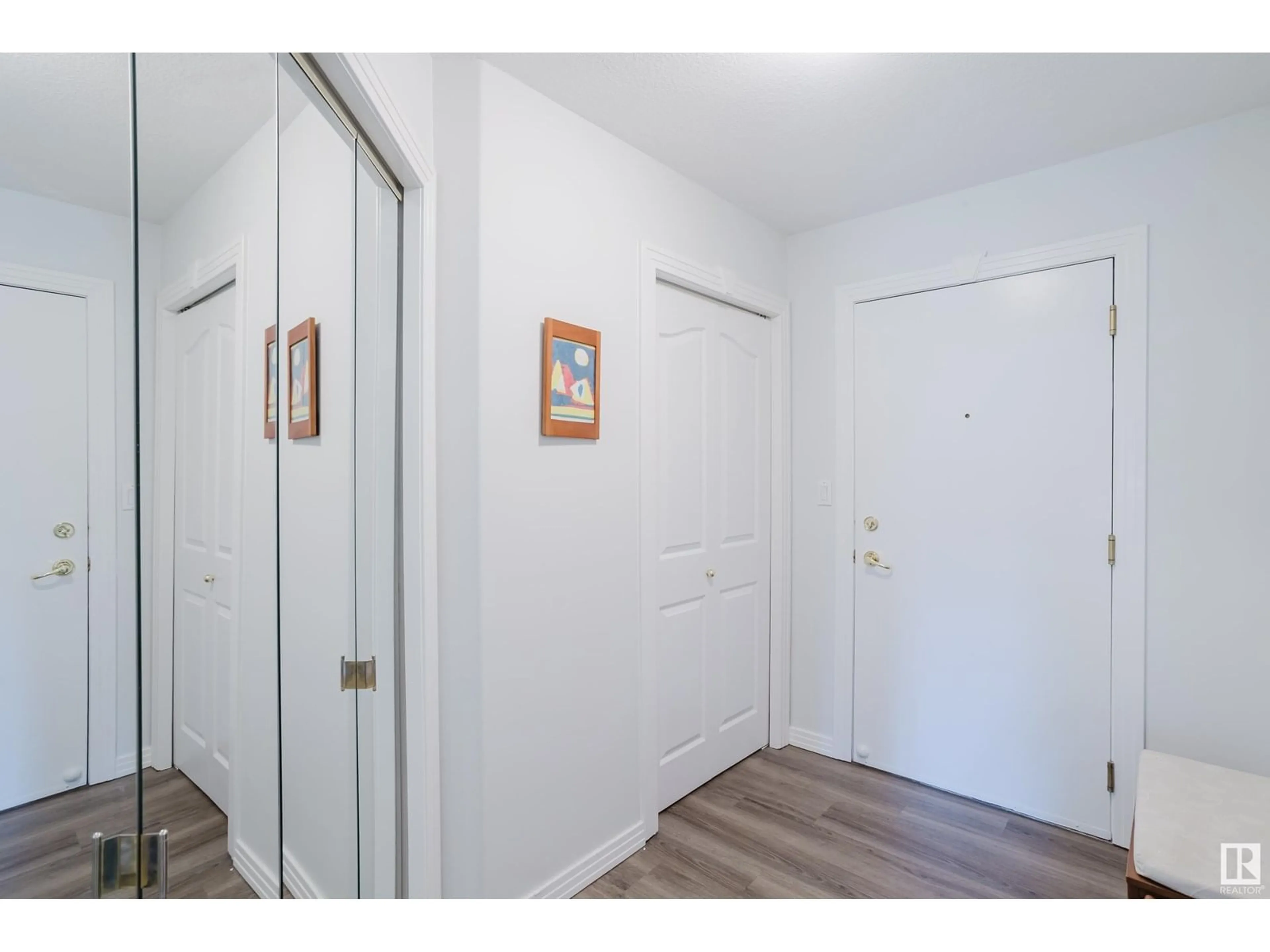 Indoor entryway for #202 - 7327 118 ST NW, Edmonton Alberta T6G1S5