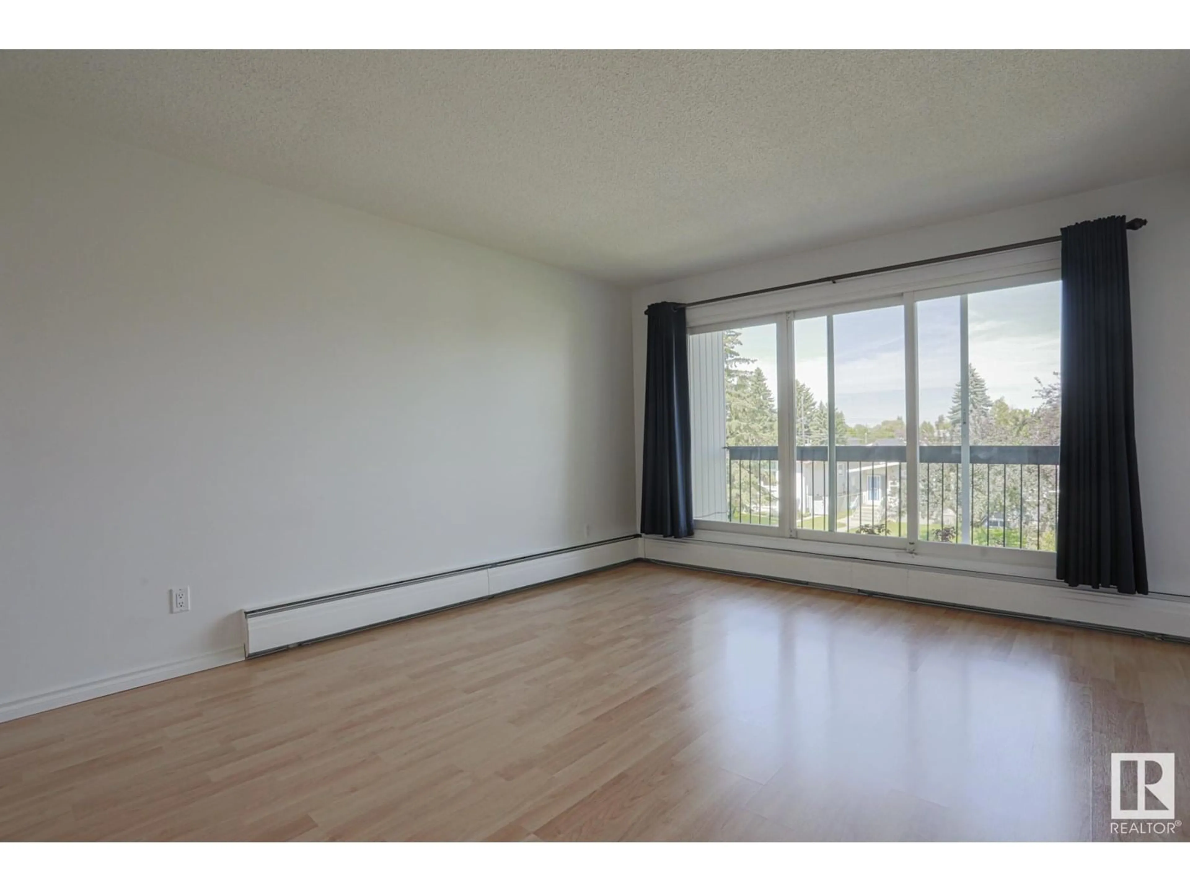 A pic of a room for 301 - 11425 41 AV, Edmonton Alberta T6J0T9