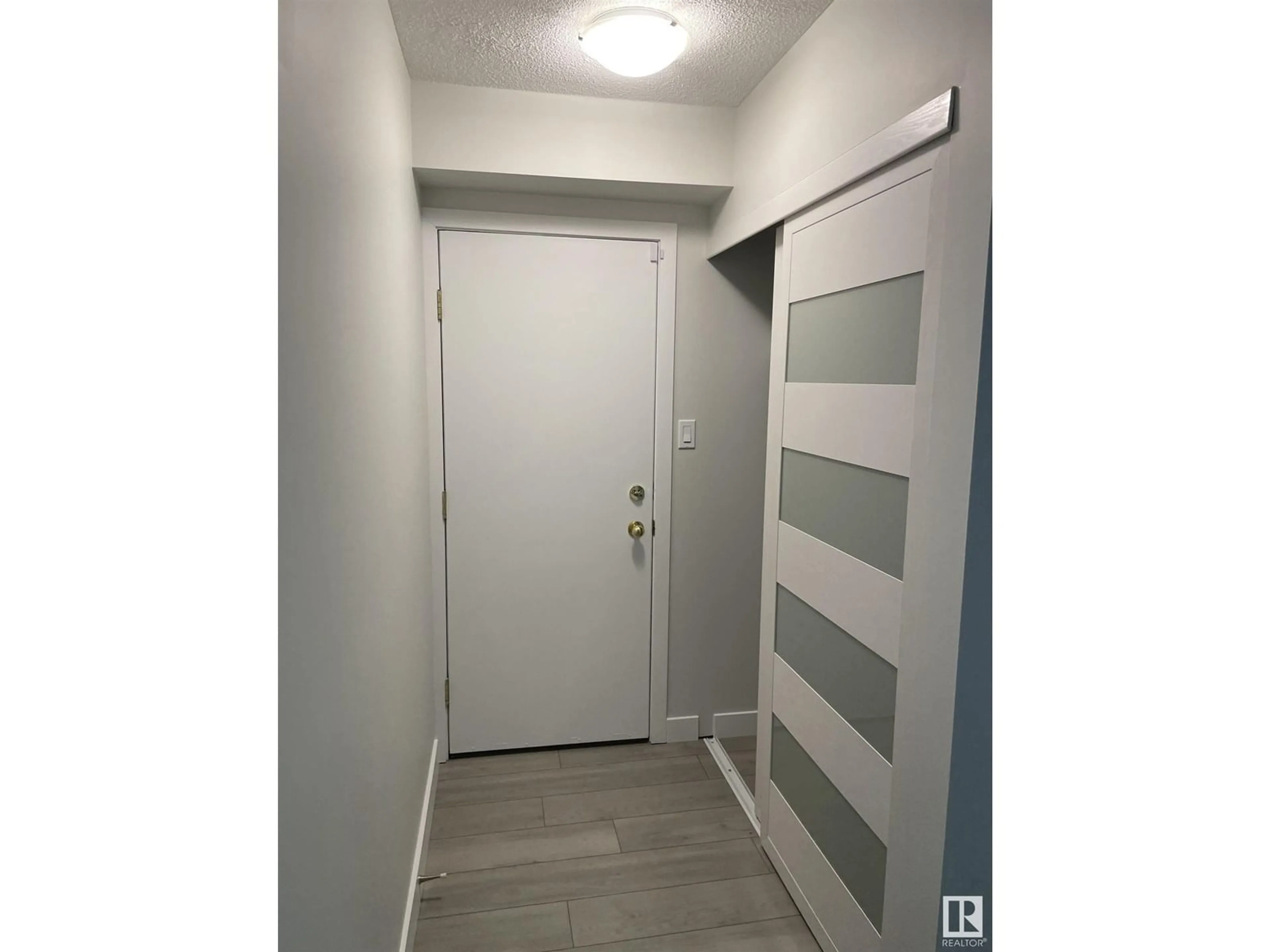 Indoor entryway for 9341 95 ST, Edmonton Alberta T6C3X1