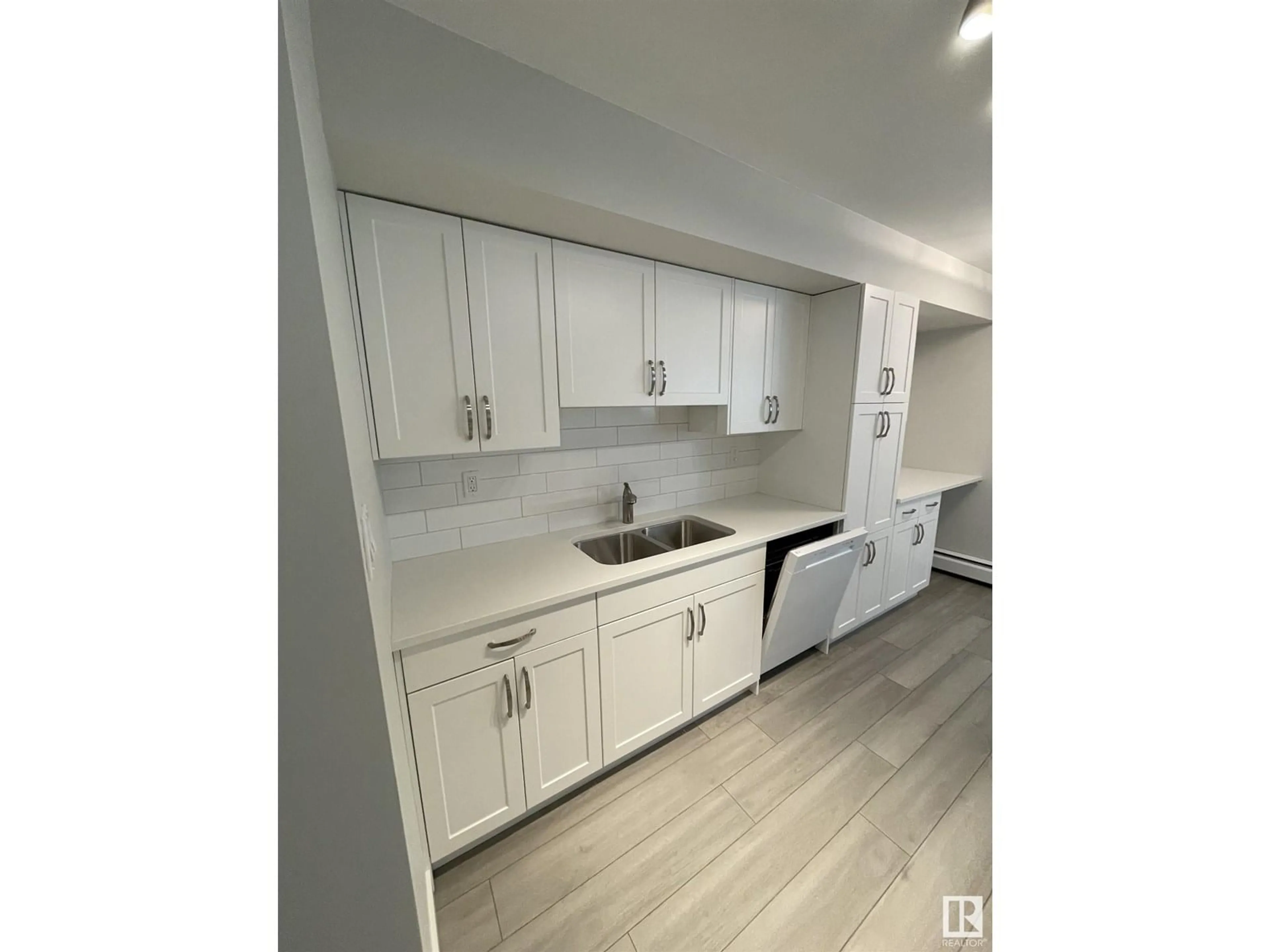 Standard kitchen, unknown for 9341 95 ST, Edmonton Alberta T6C3X1