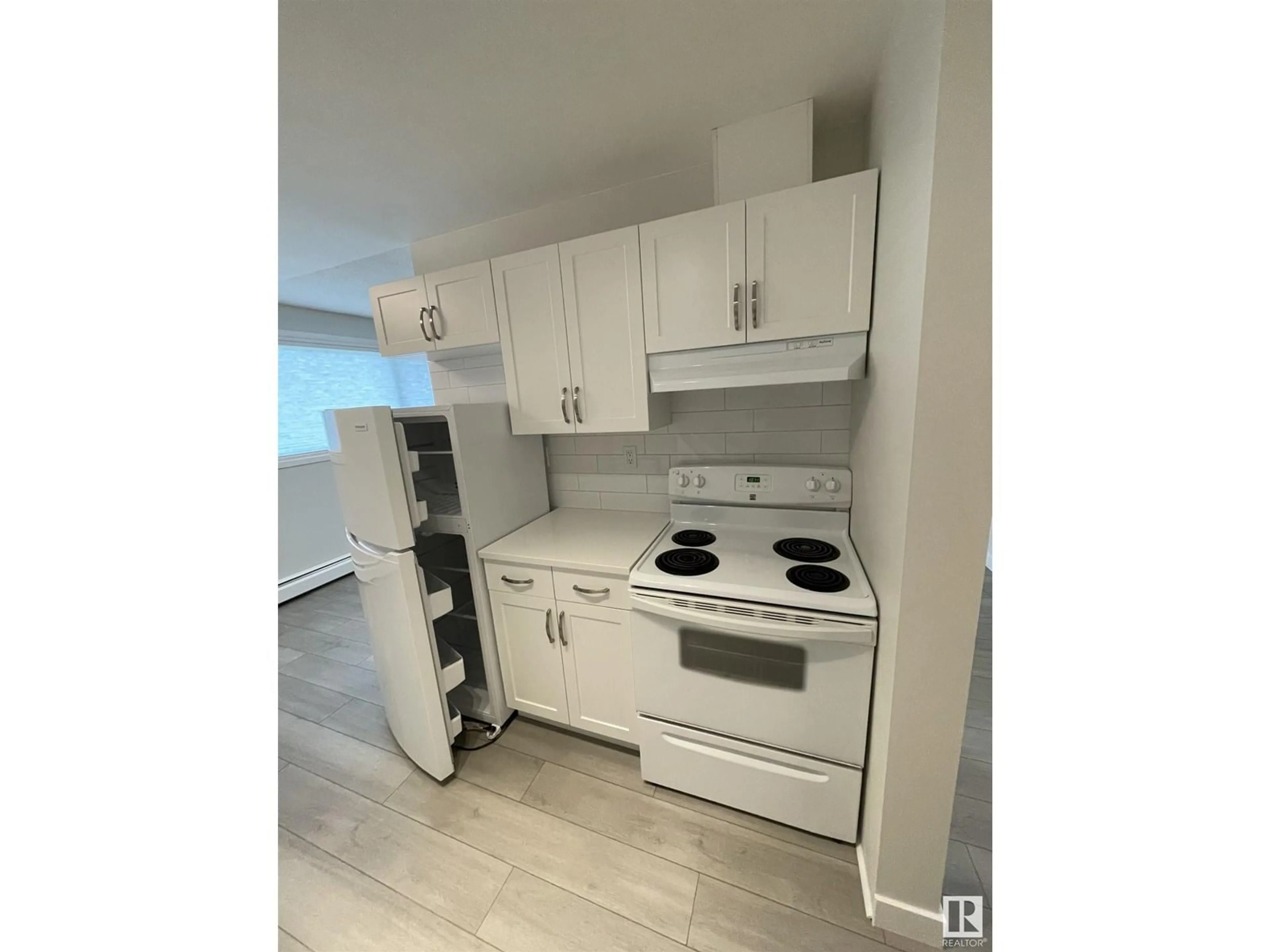 Standard kitchen, unknown for 9341 95 ST, Edmonton Alberta T6C3X1