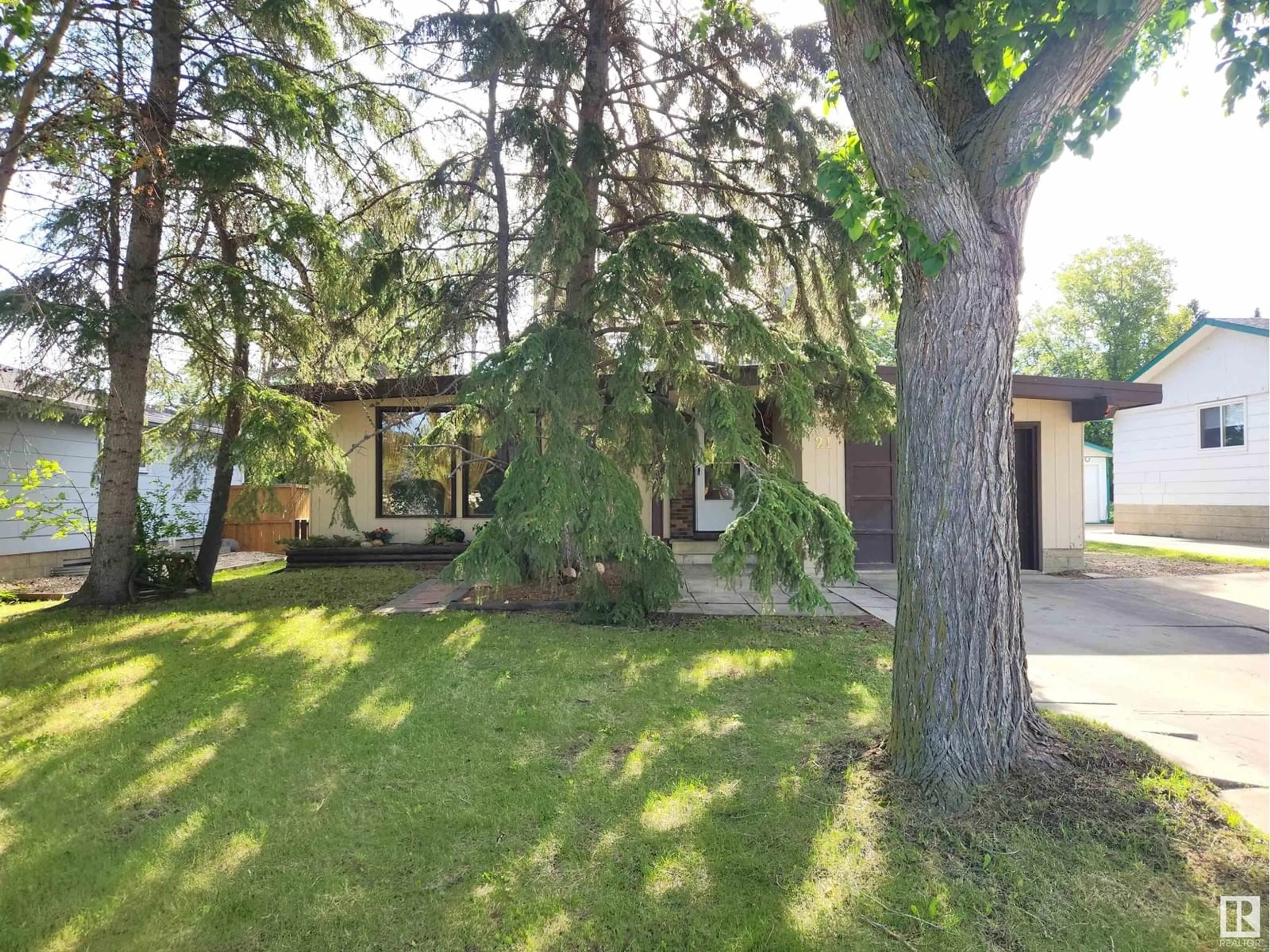 A pic from outside/outdoor area/front of a property/back of a property/a pic from drone, street for 21 GRANT AV, Sherwood Park Alberta T8A2B7