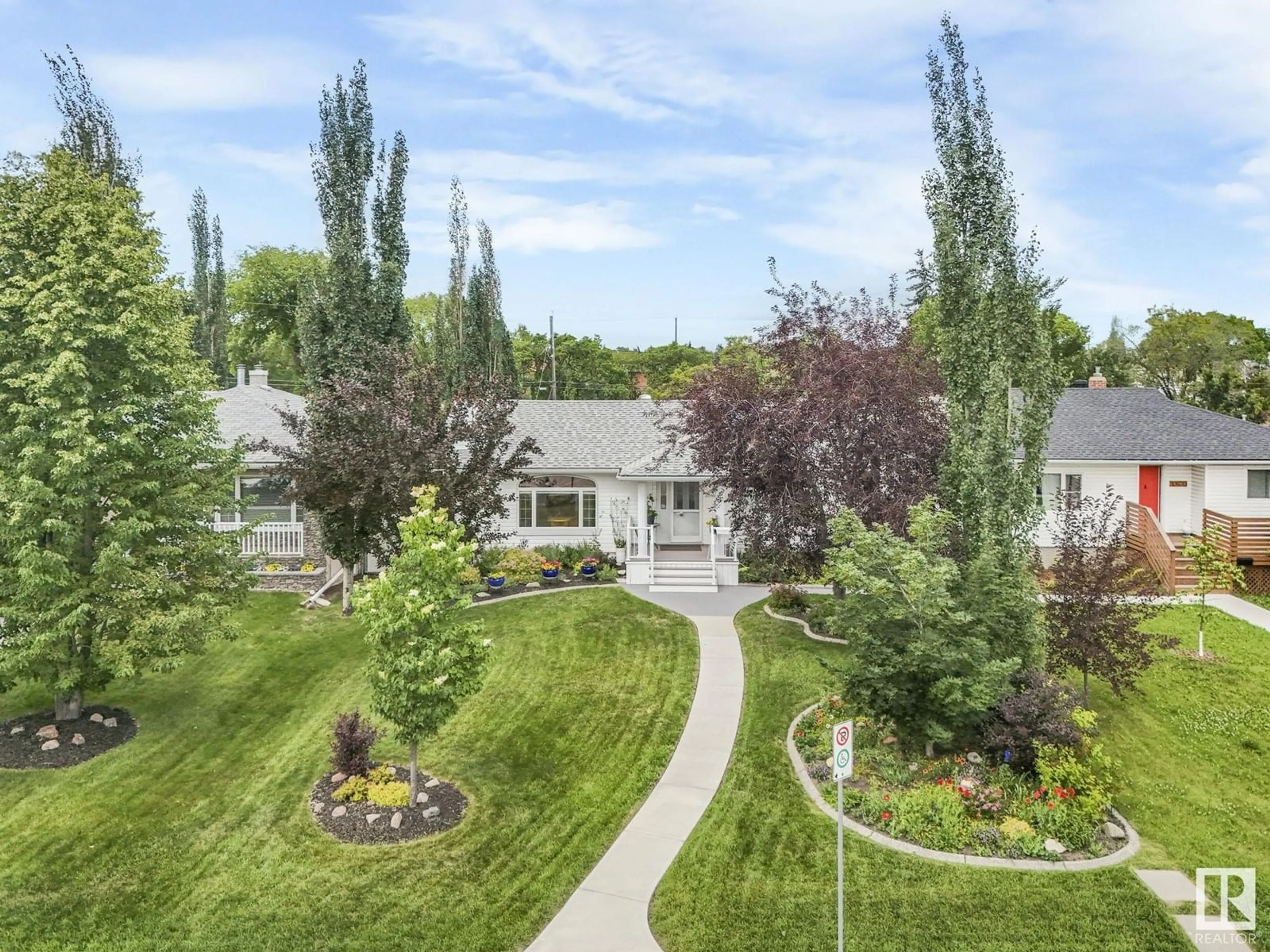 A pic from outside/outdoor area/front of a property/back of a property/a pic from drone, mountain view for NW - 10966 118 ST, Edmonton Alberta T5H3N9