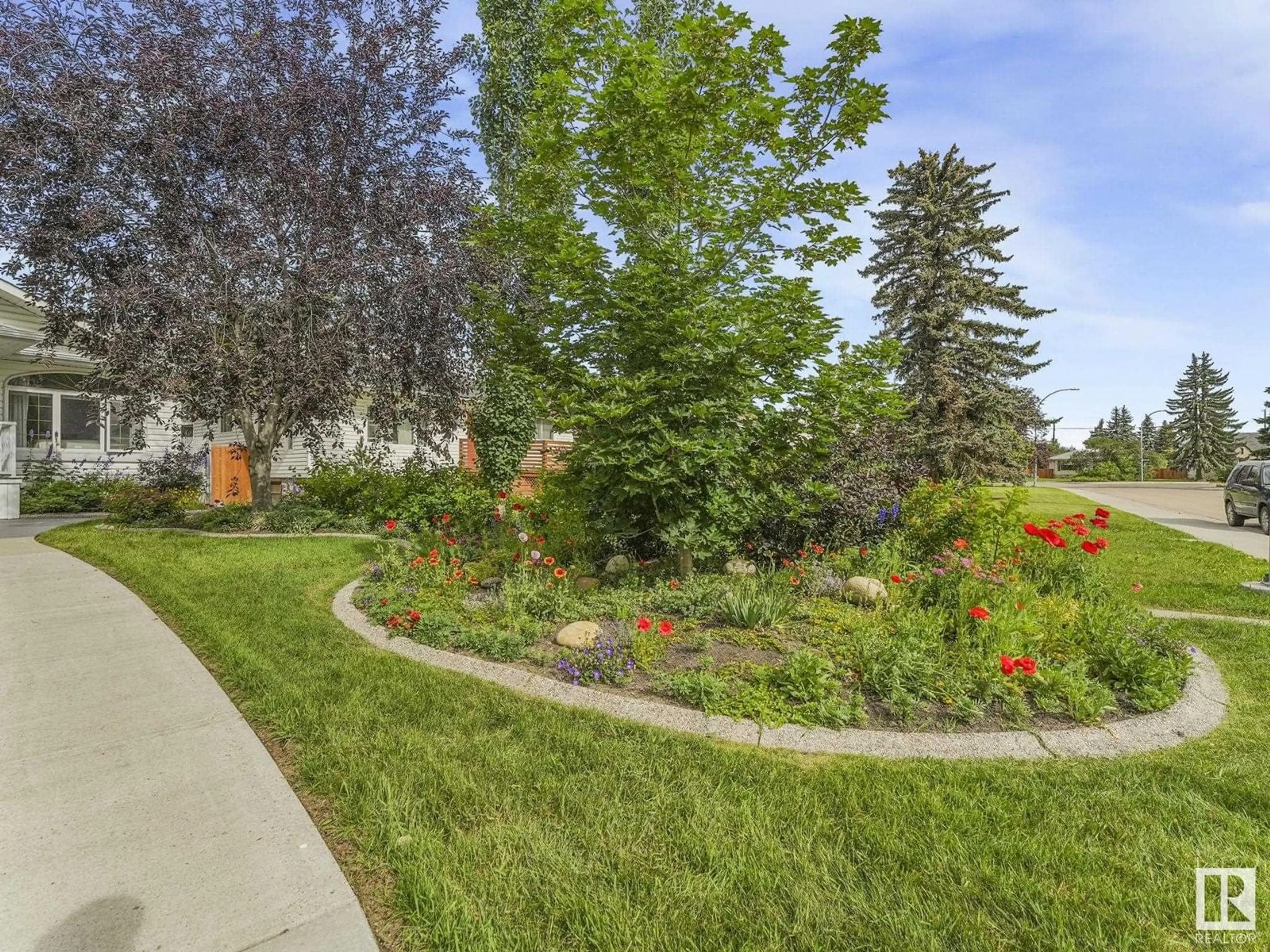 Patio, street for NW - 10966 118 ST, Edmonton Alberta T5H3N9
