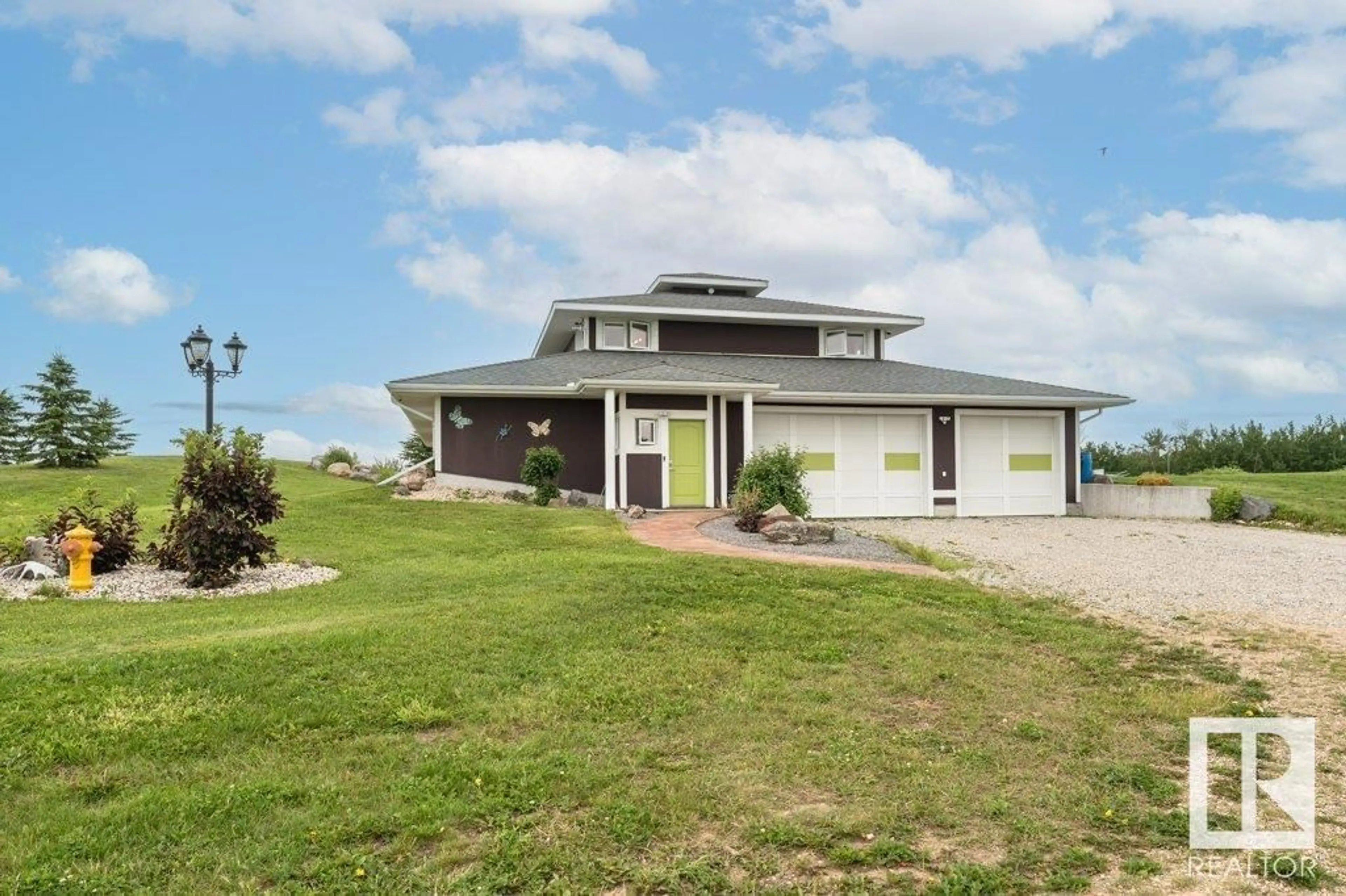 Home with vinyl exterior material, water/lake/river/ocean view for 51052 RGE ROAD 203, Rural Strathcona County Alberta T8G1E4