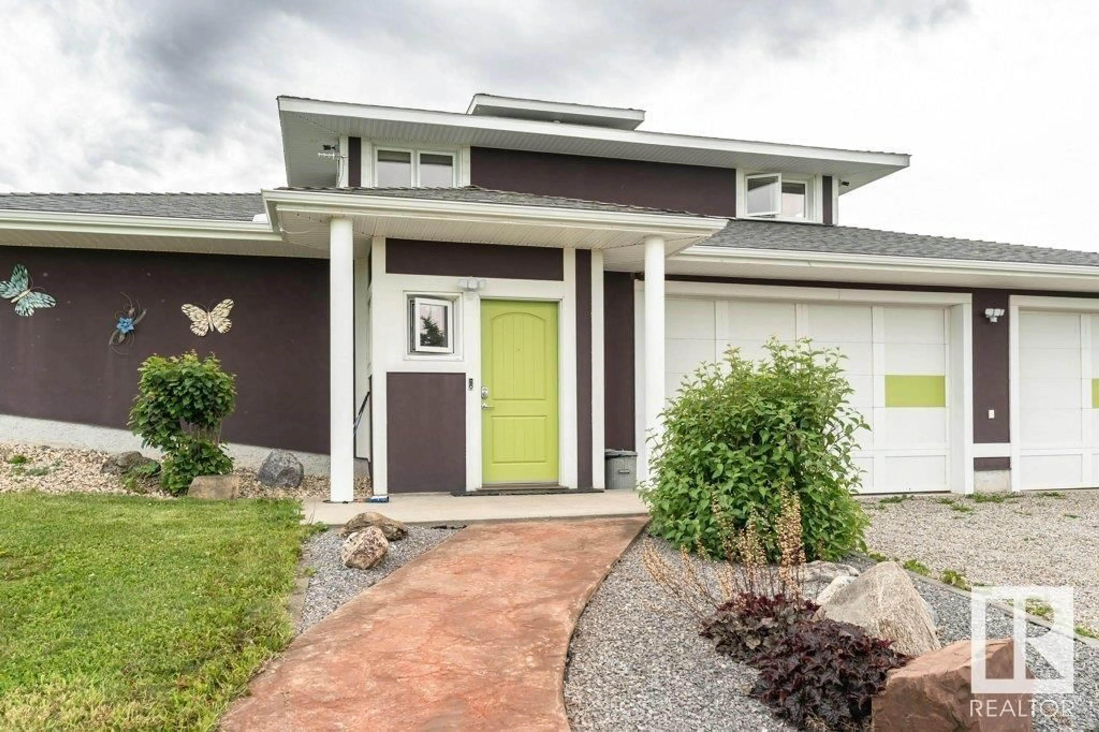 Home with vinyl exterior material, street for 51052 RGE ROAD 203, Rural Strathcona County Alberta T8G1E4