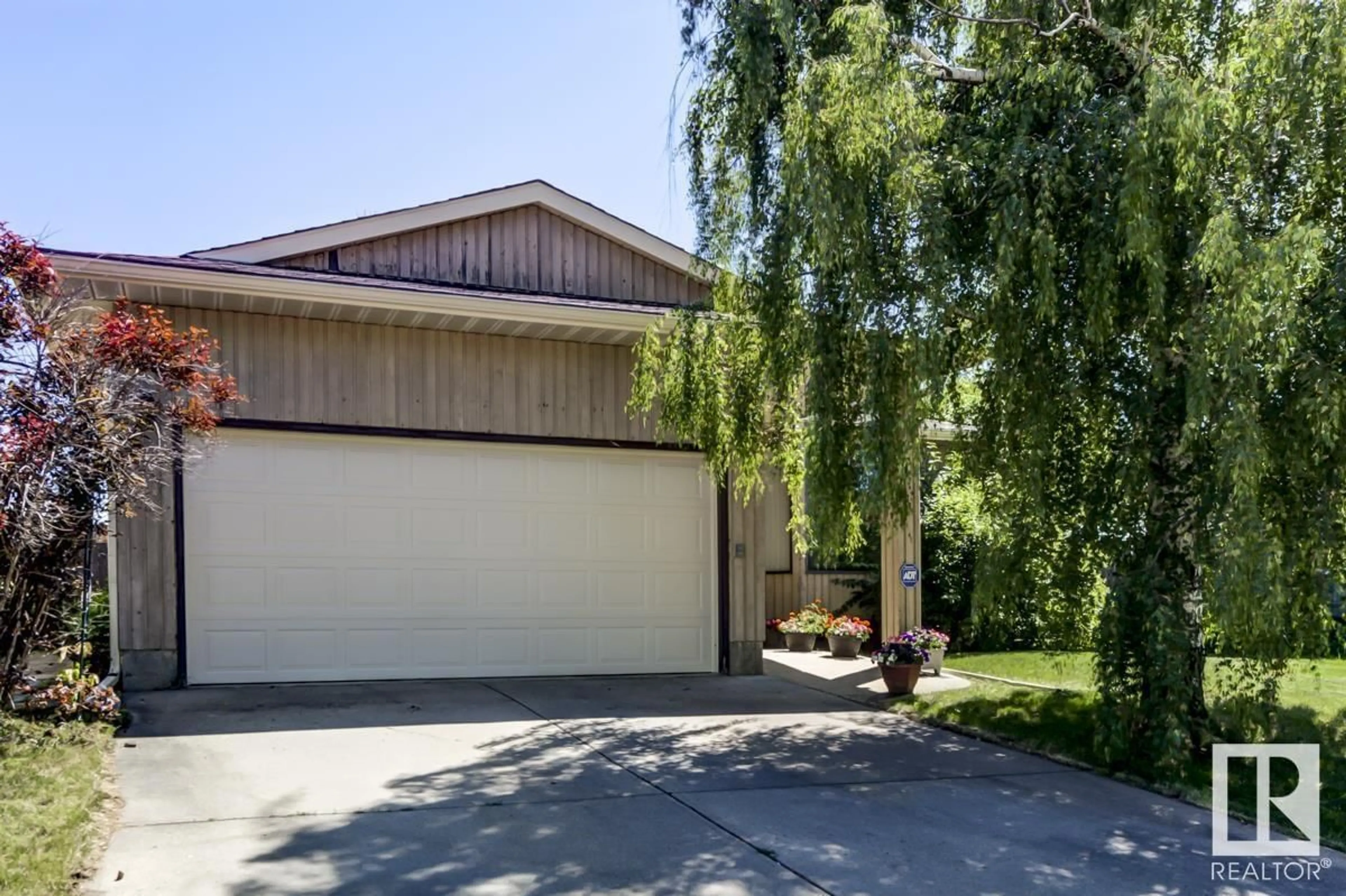 Indoor garage for NW - 1907 111A ST, Edmonton Alberta T6J5L9