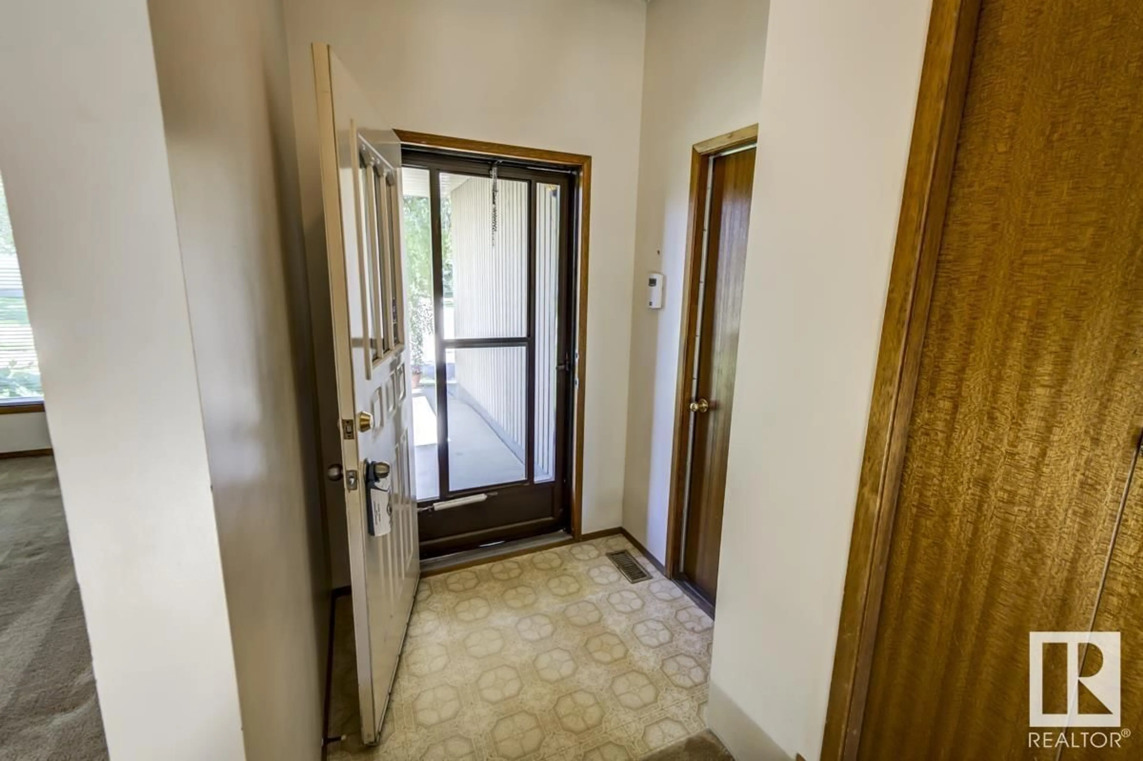 Indoor foyer for NW - 1907 111A ST, Edmonton Alberta T6J5L9