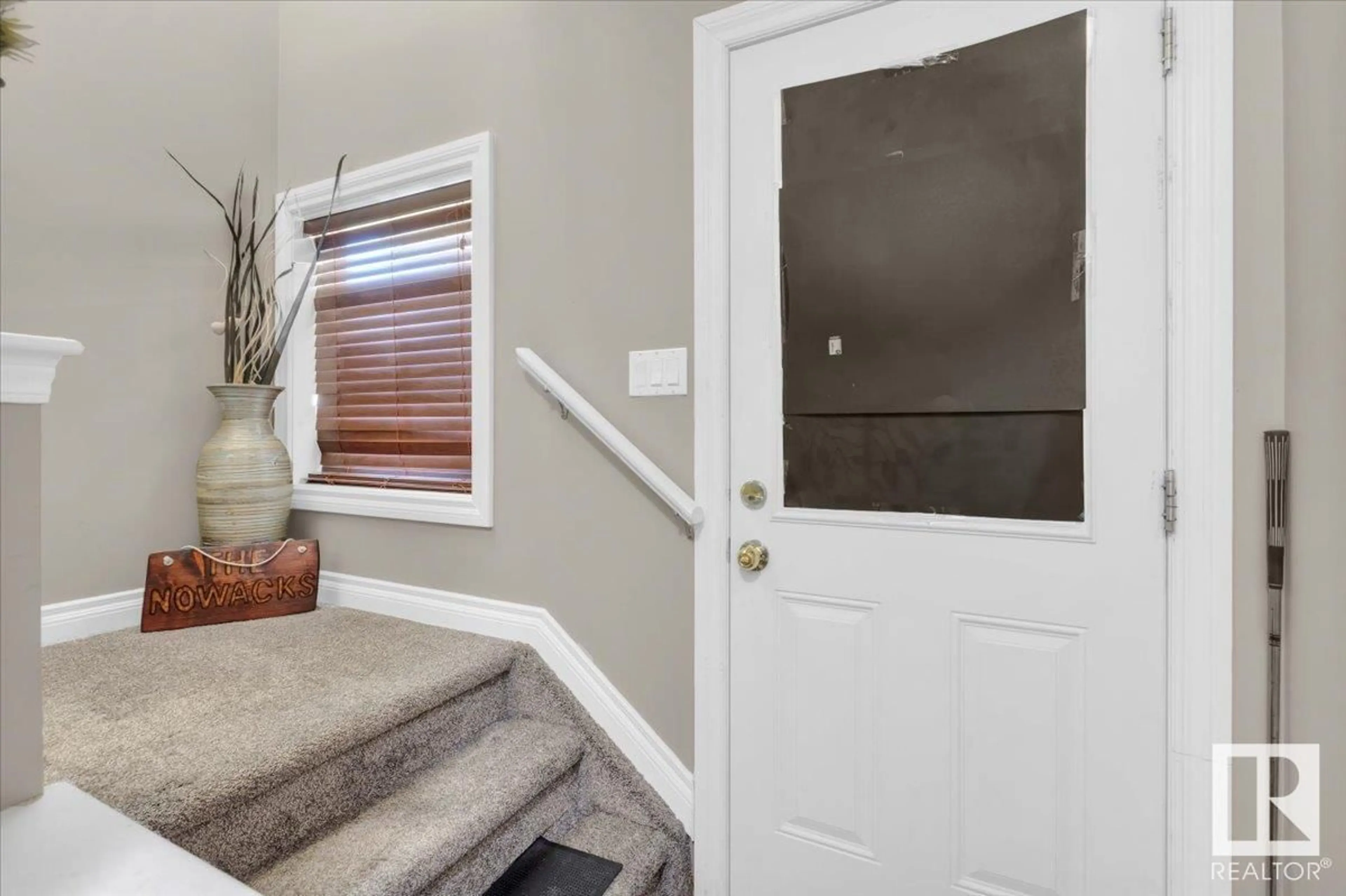 Indoor entryway for 345 KIRKNESS RD, Edmonton Alberta T5Y2M7