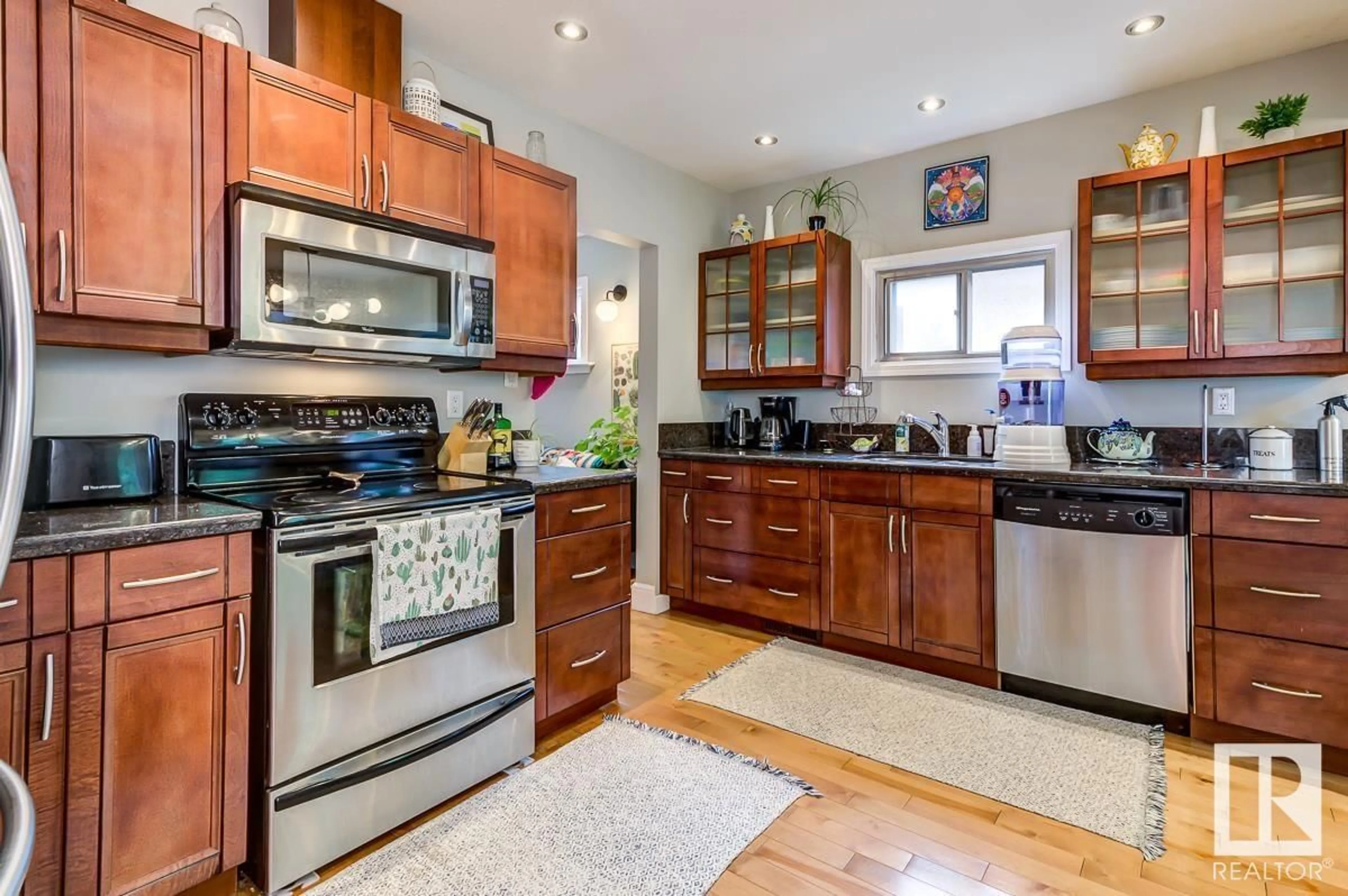 Open concept kitchen, ceramic/tile floor for NW - 10950 73 AV, Edmonton Alberta T6G0C2