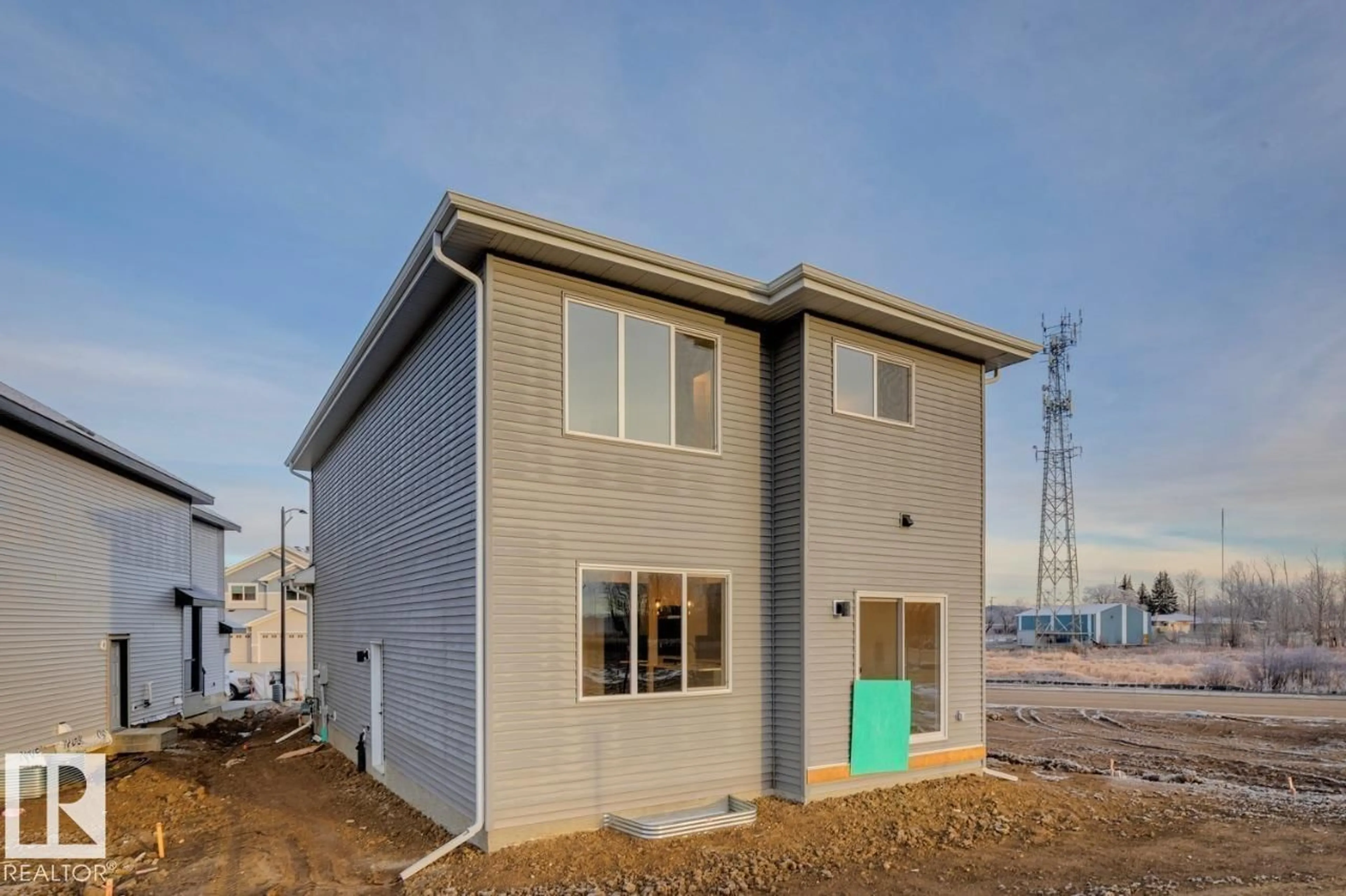 Home with vinyl exterior material, building for 907 18 AV, Edmonton Alberta T6T2X3