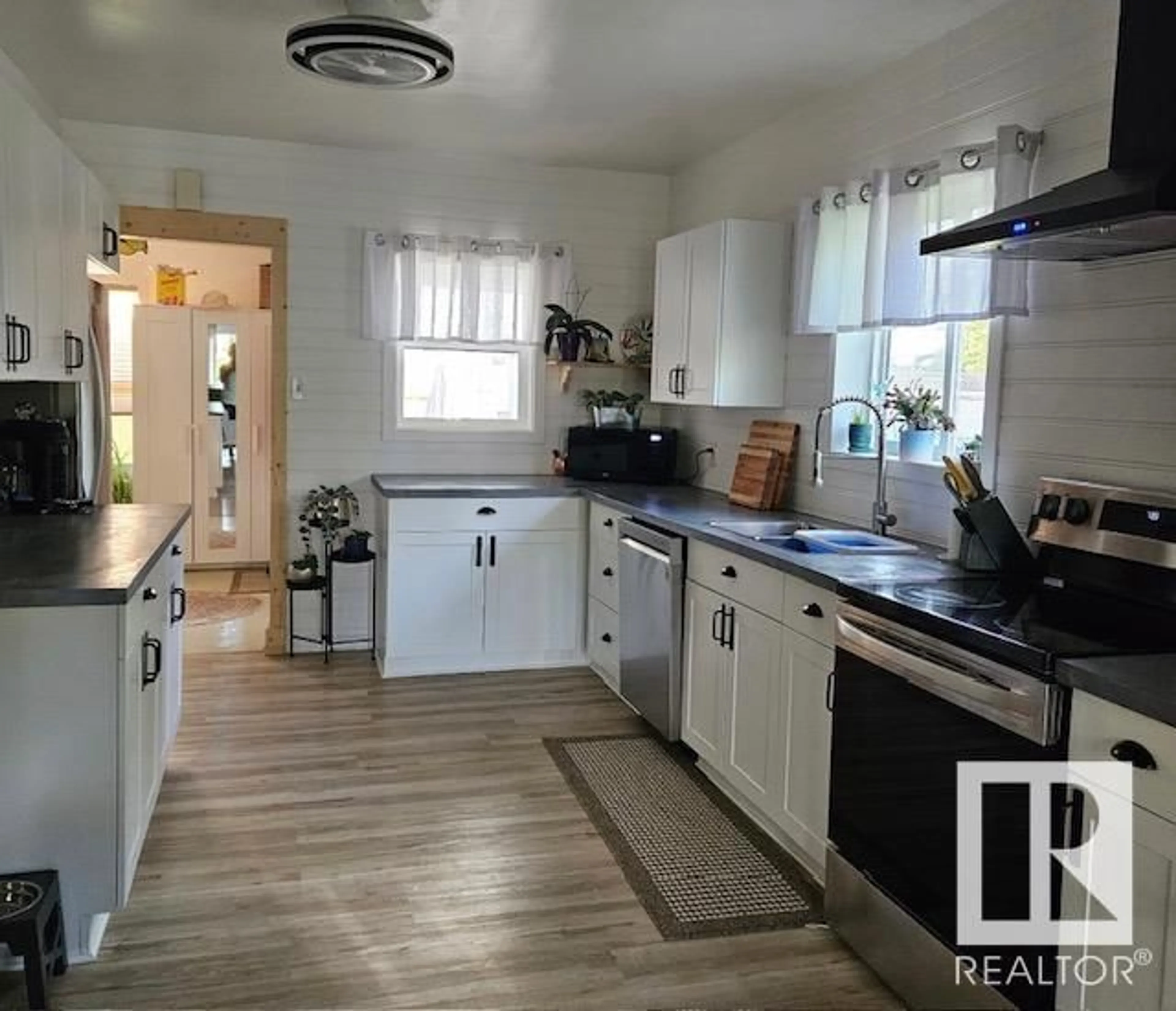 Open concept kitchen, unknown for 4801 50 STREET, Calmar Alberta T0C0V0
