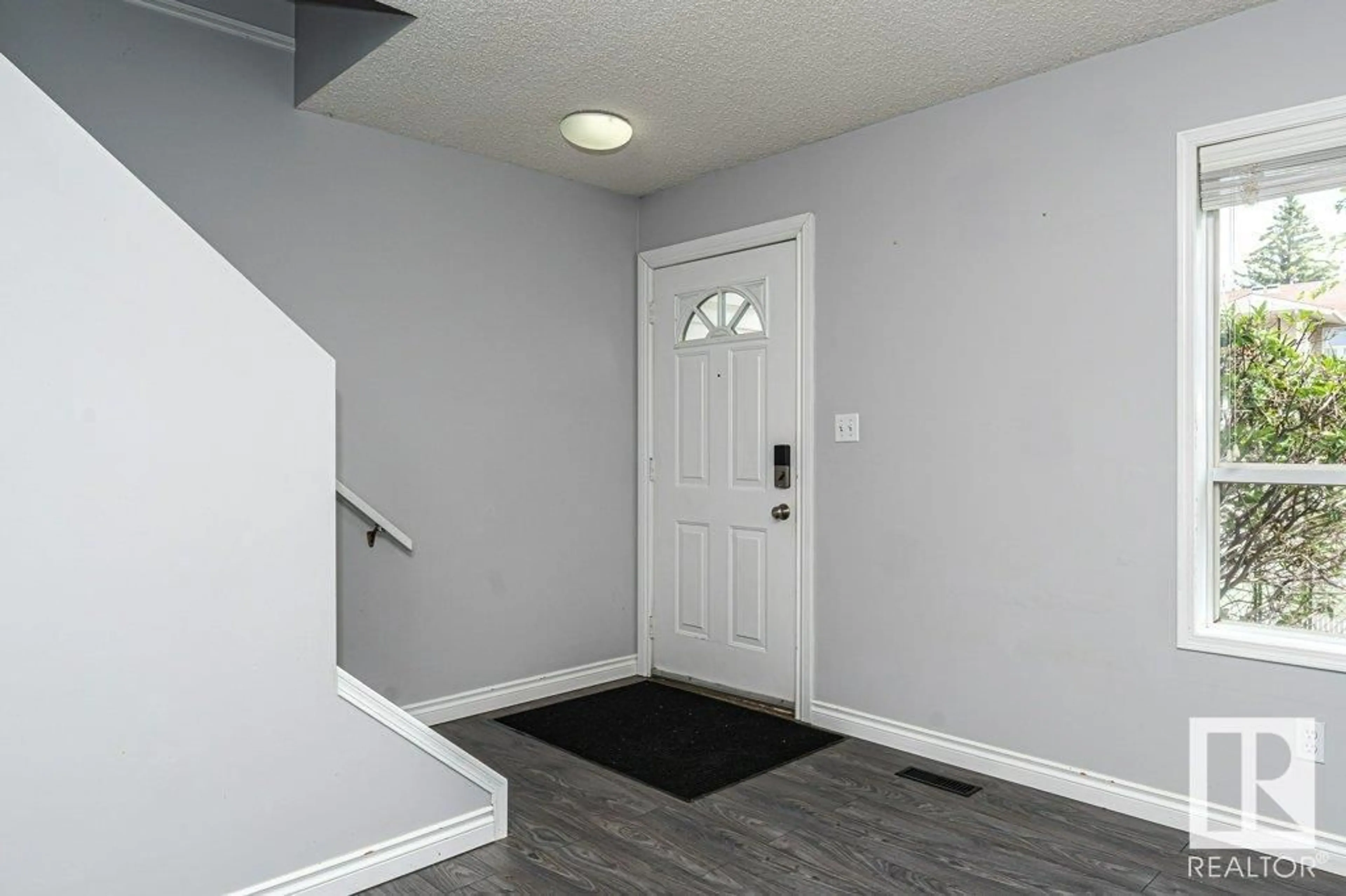Indoor entryway for 1608 MILL WOODS E, Edmonton Alberta T6L6W4