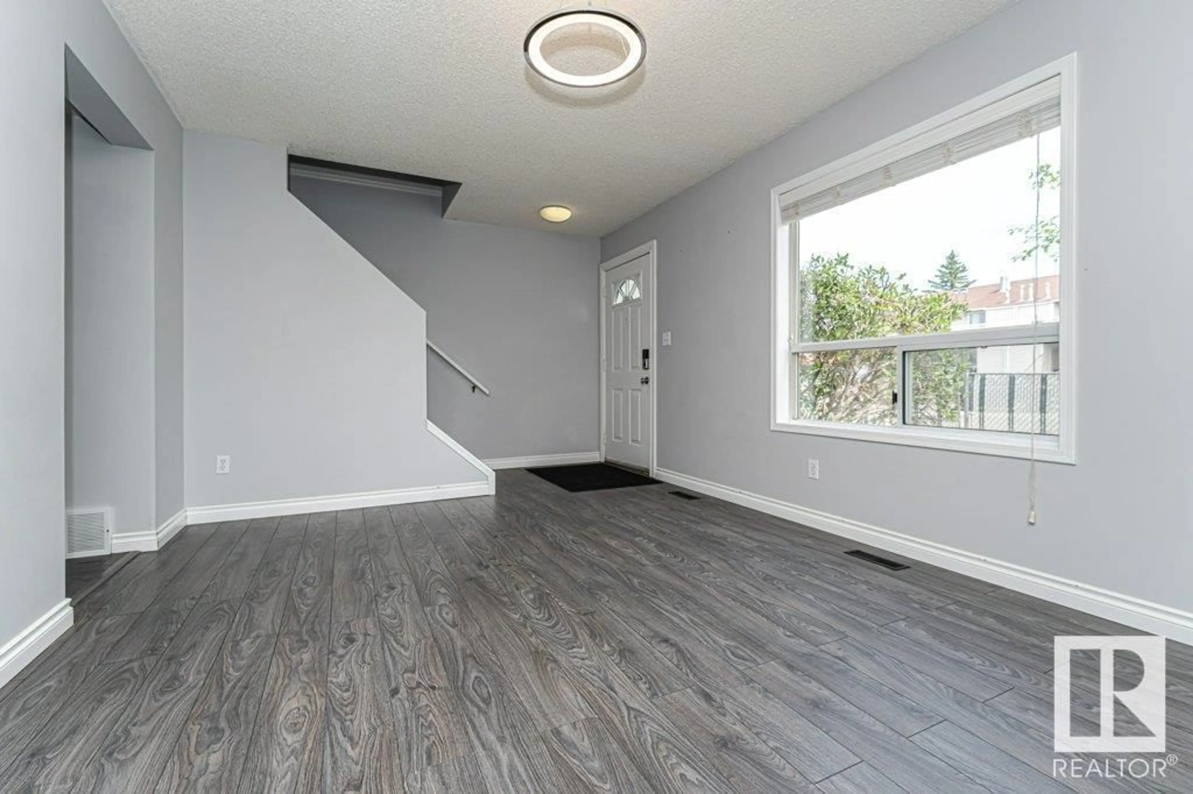 A pic of a room for 1608 MILL WOODS E, Edmonton Alberta T6L6W4