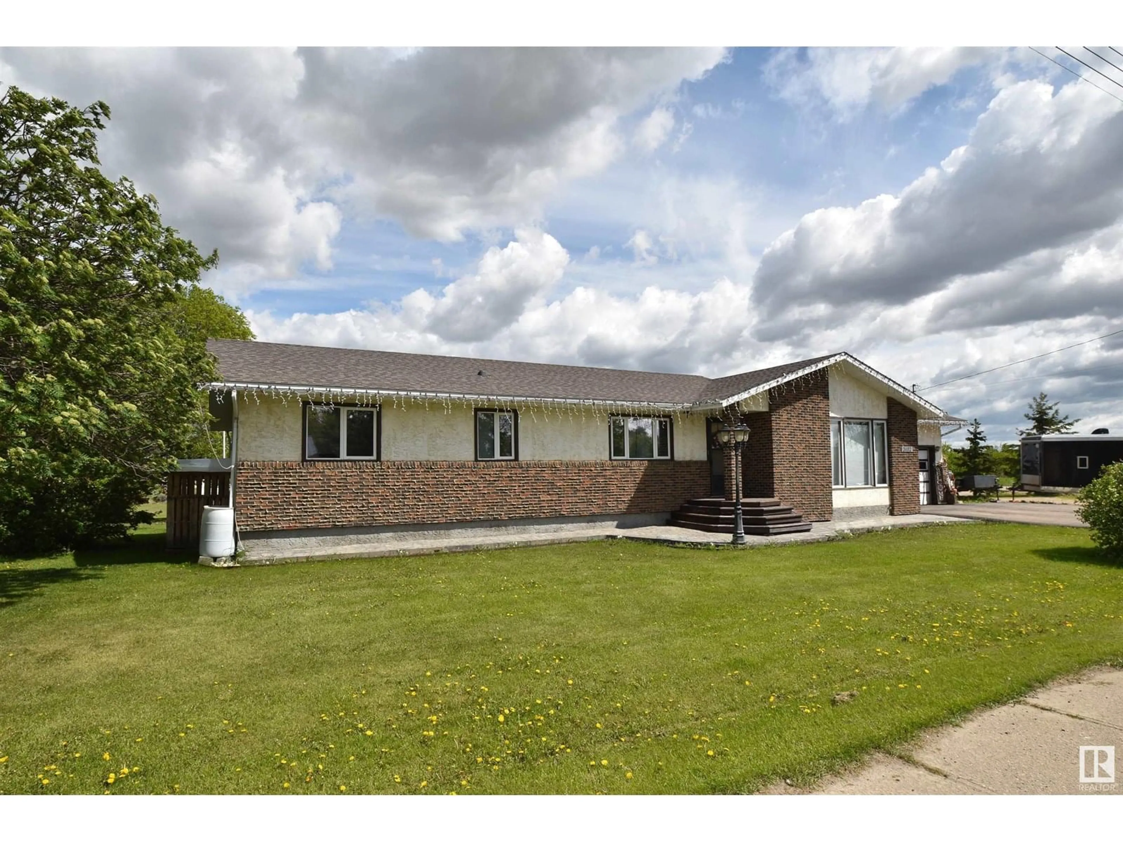A pic from outside/outdoor area/front of a property/back of a property/a pic from drone, building for 3102 PARK AV, Mallaig Alberta T0A2K0