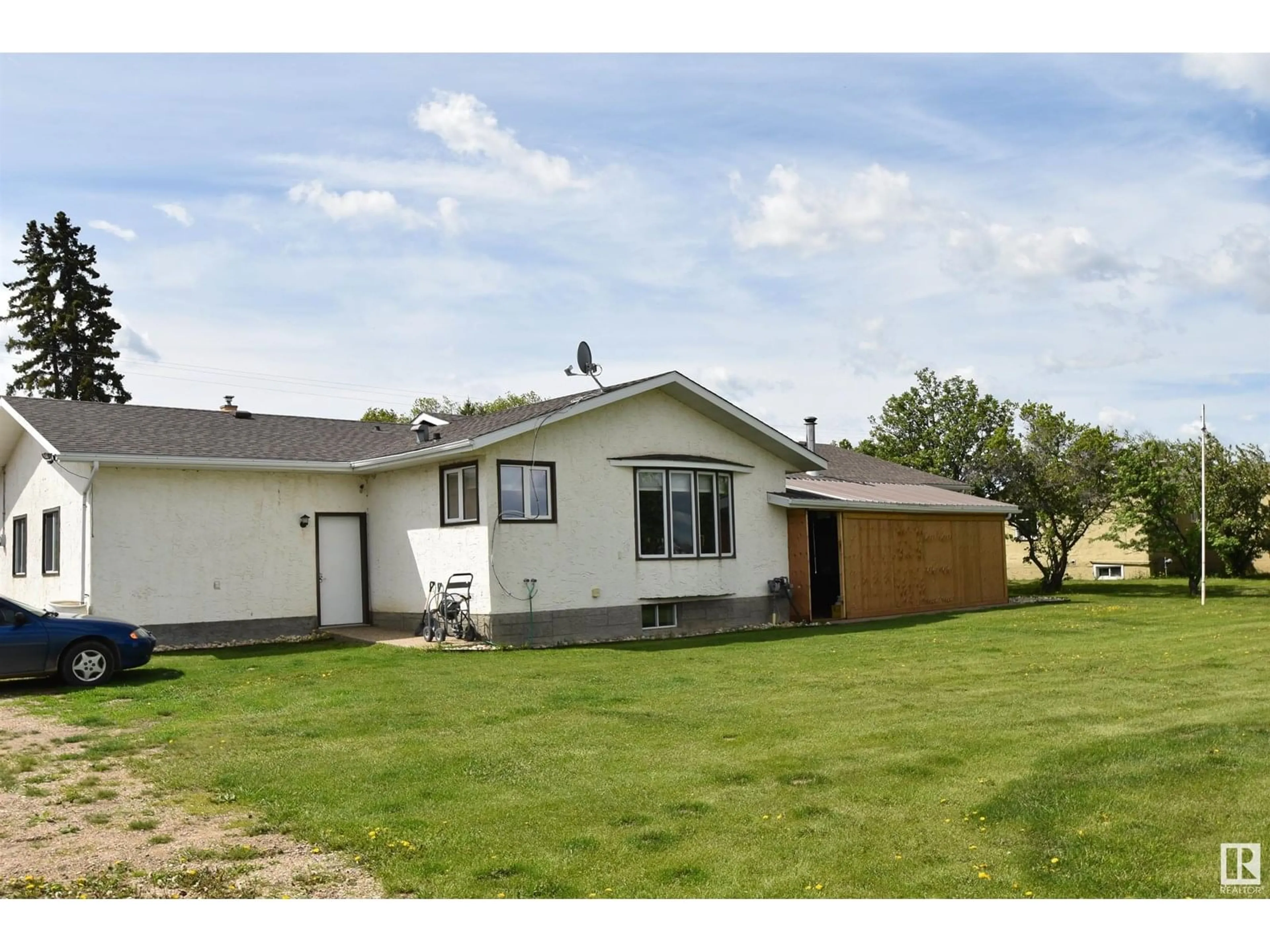 A pic from outside/outdoor area/front of a property/back of a property/a pic from drone, unknown for 3102 PARK AV, Mallaig Alberta T0A2K0