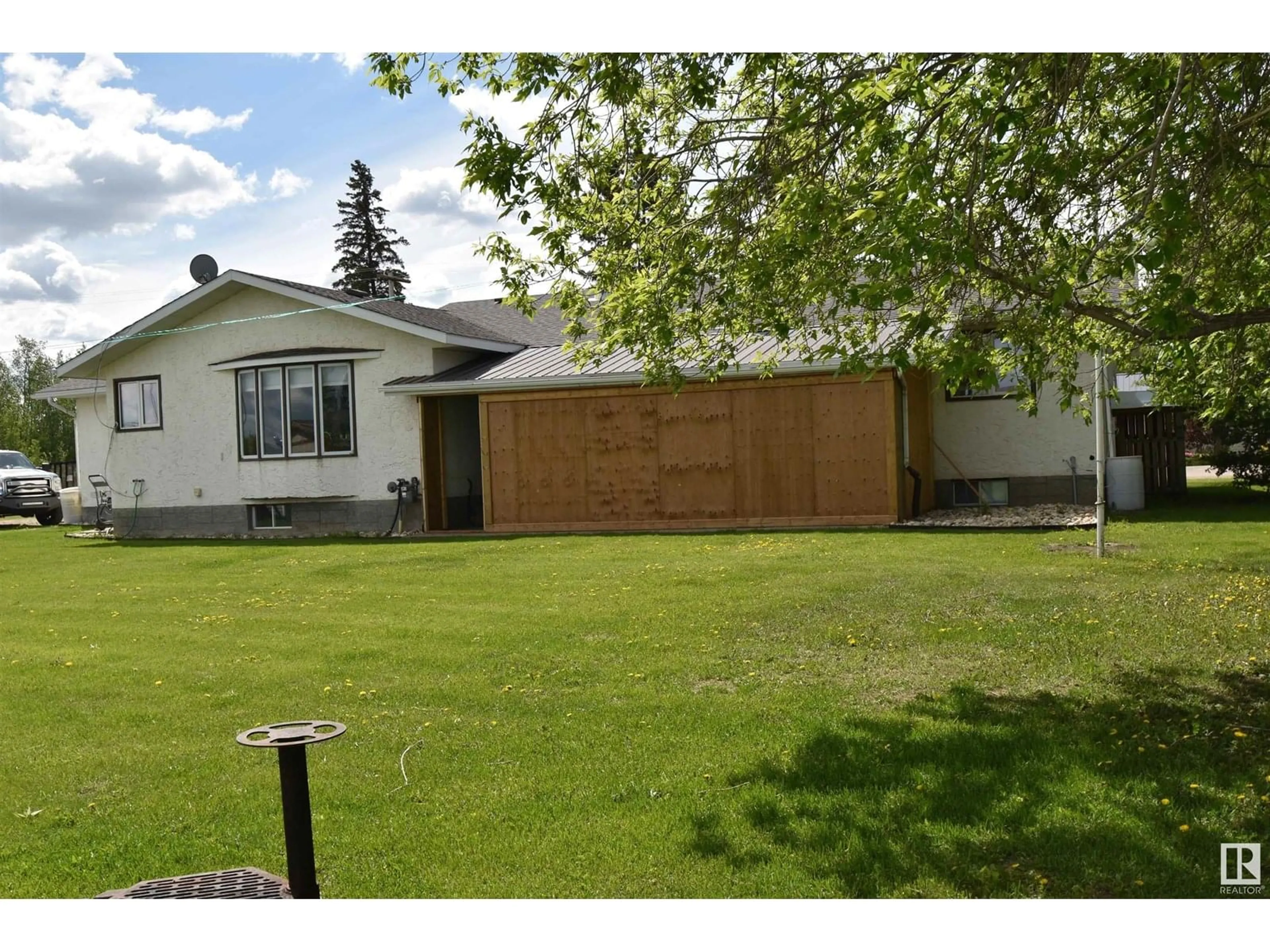 A pic from outside/outdoor area/front of a property/back of a property/a pic from drone, street for 3102 PARK AV, Mallaig Alberta T0A2K0