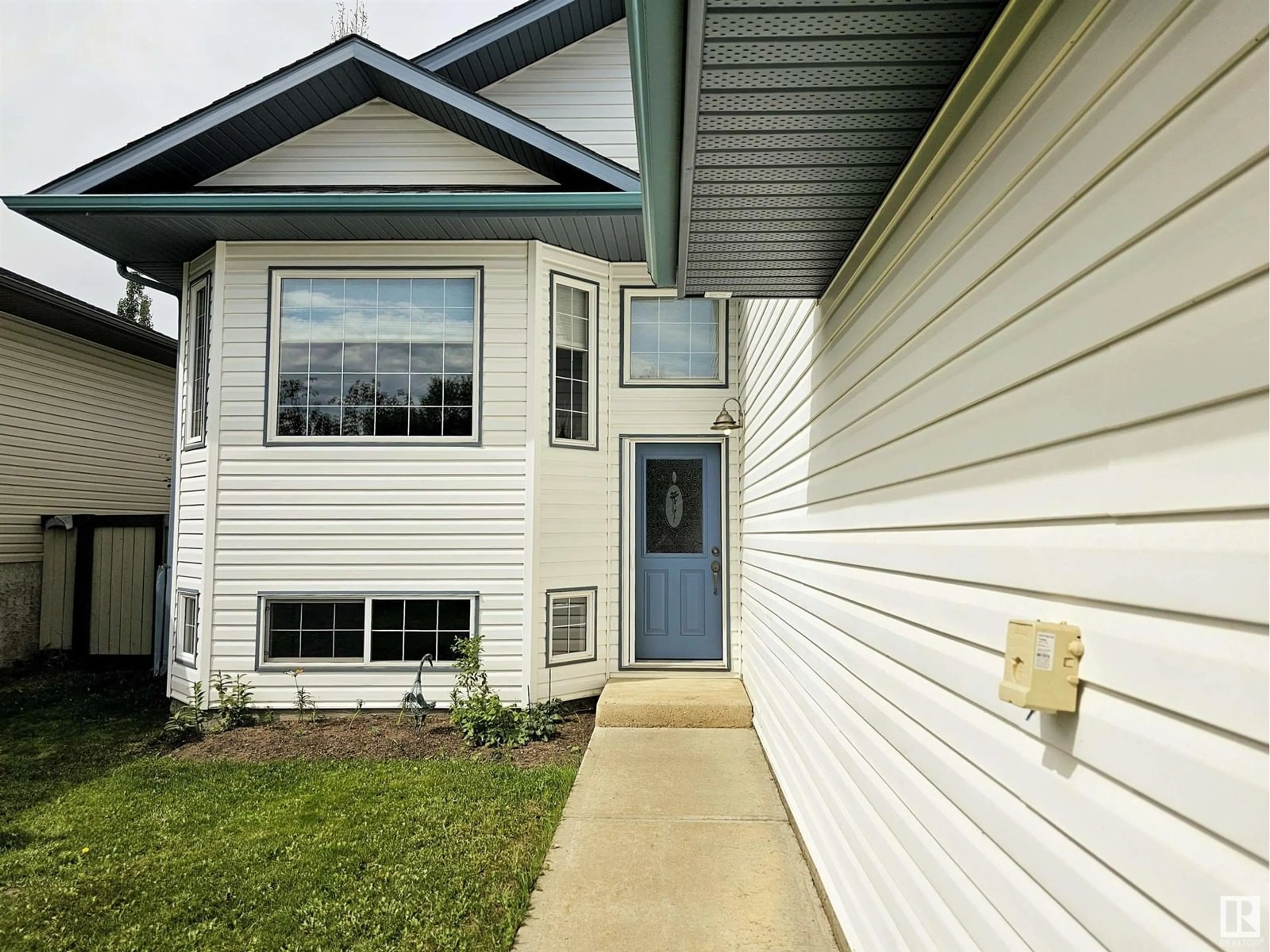 Home with vinyl exterior material, street for 3 ALDERSON CL, Fort Saskatchewan Alberta T8L4M9